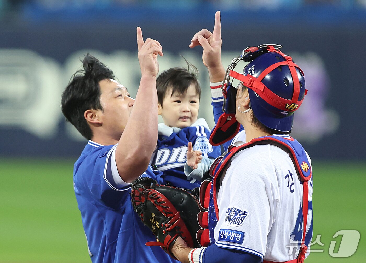 본문 이미지 - 27일 오후 대구 삼성라이온즈파크에서 열린 프로야구 2026 신한 SOL KBO 포스트시즌 플레이오프 1차전 KIA 타이거즈와 삼성 라이온즈의 경기, 삼성 레전드 마무리 투수 오승환이 아들과 함께 시구한 뒤 강민호 포수와 승리 세리머니를 하고 있다. 2026.10.27 ⓒ 뉴스1 공정식 기자