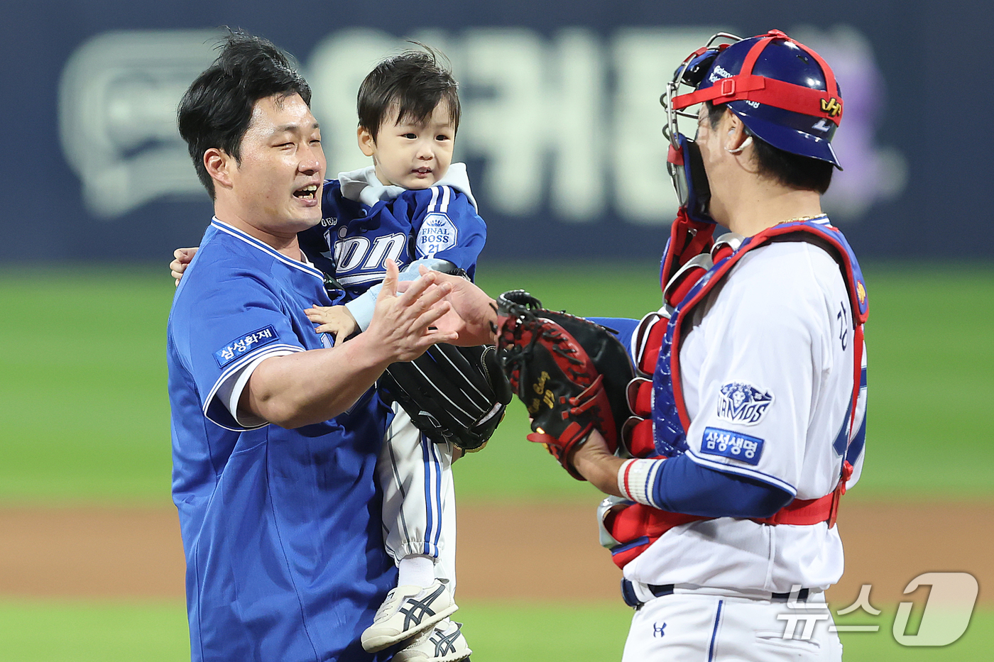 (대구=뉴스1) 공정식 기자 = 27일 오후 대구 삼성라이온즈파크에서 열린 프로야구 2026 신한 SOL KBO 포스트시즌 플레이오프 1차전 KIA 타이거즈와 삼성 라이온즈의 경기 …