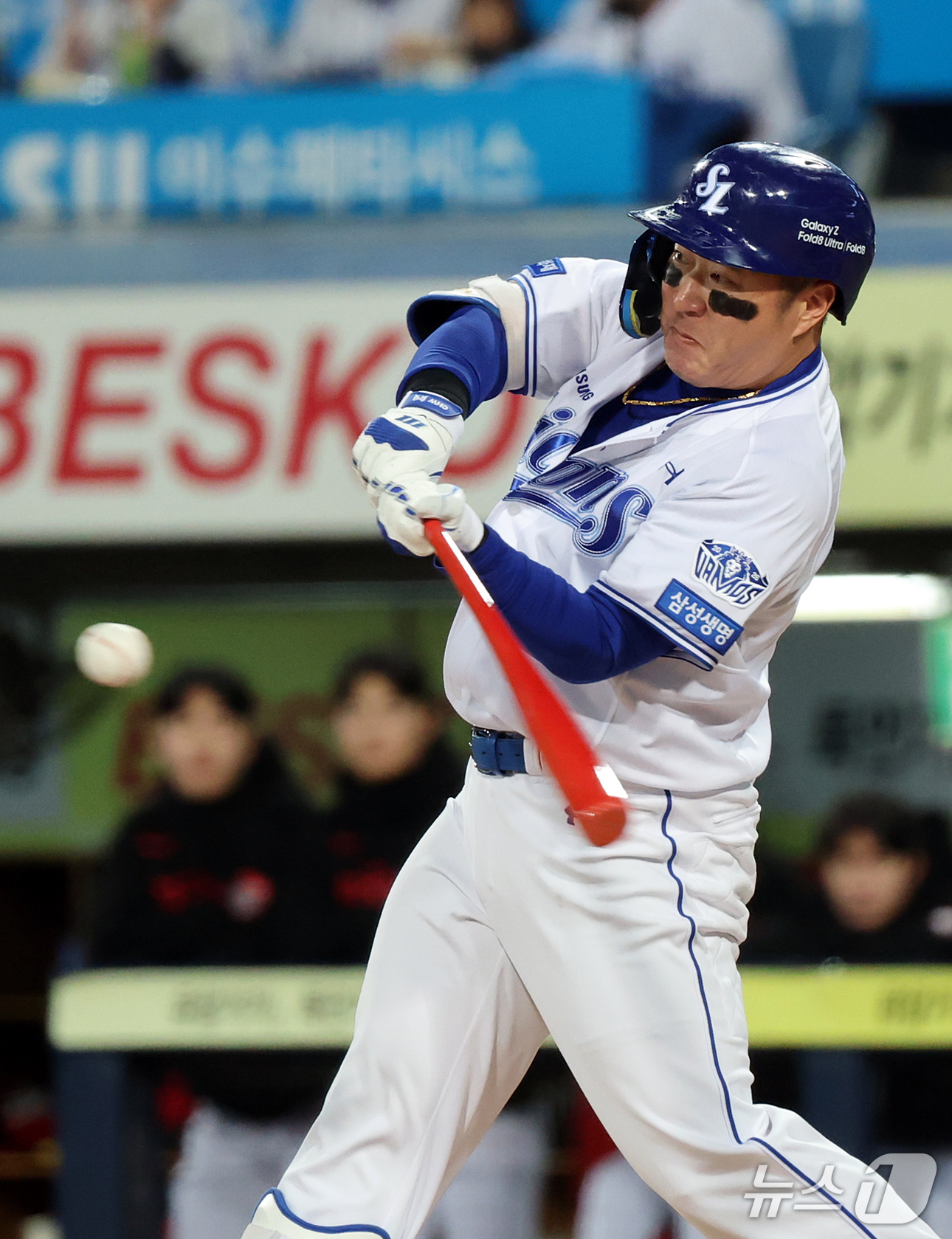 (대구=뉴스1) 김진환 기자 = 27일 오후 대구 삼성라이온즈파크에서 열린 프로야구 2026 신한 SOL KBO 포스트시즌 플레이오프 2차전 KIA 타이거즈와 삼성 라이온즈의 경기 …
