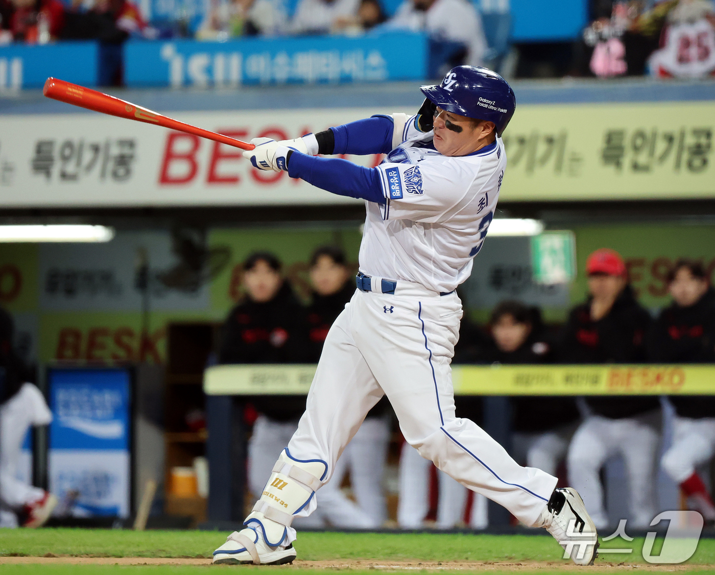 (대구=뉴스1) 김진환 기자 = 27일 오후 대구 삼성라이온즈파크에서 열린 프로야구 2026 신한 SOL KBO 포스트시즌 플레이오프 2차전 KIA 타이거즈와 삼성 라이온즈의 경기 …