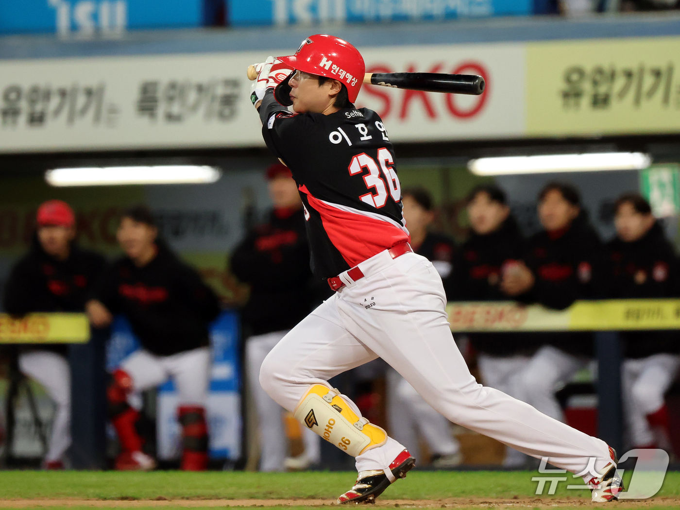 (대구=뉴스1) 김진환 기자 = 27일 오후 대구 삼성라이온즈파크에서 열린 프로야구 2026 신한 SOL KBO 포스트시즌 플레이오프 2차전 KIA 타이거즈와 삼성 라이온즈의 경기 …