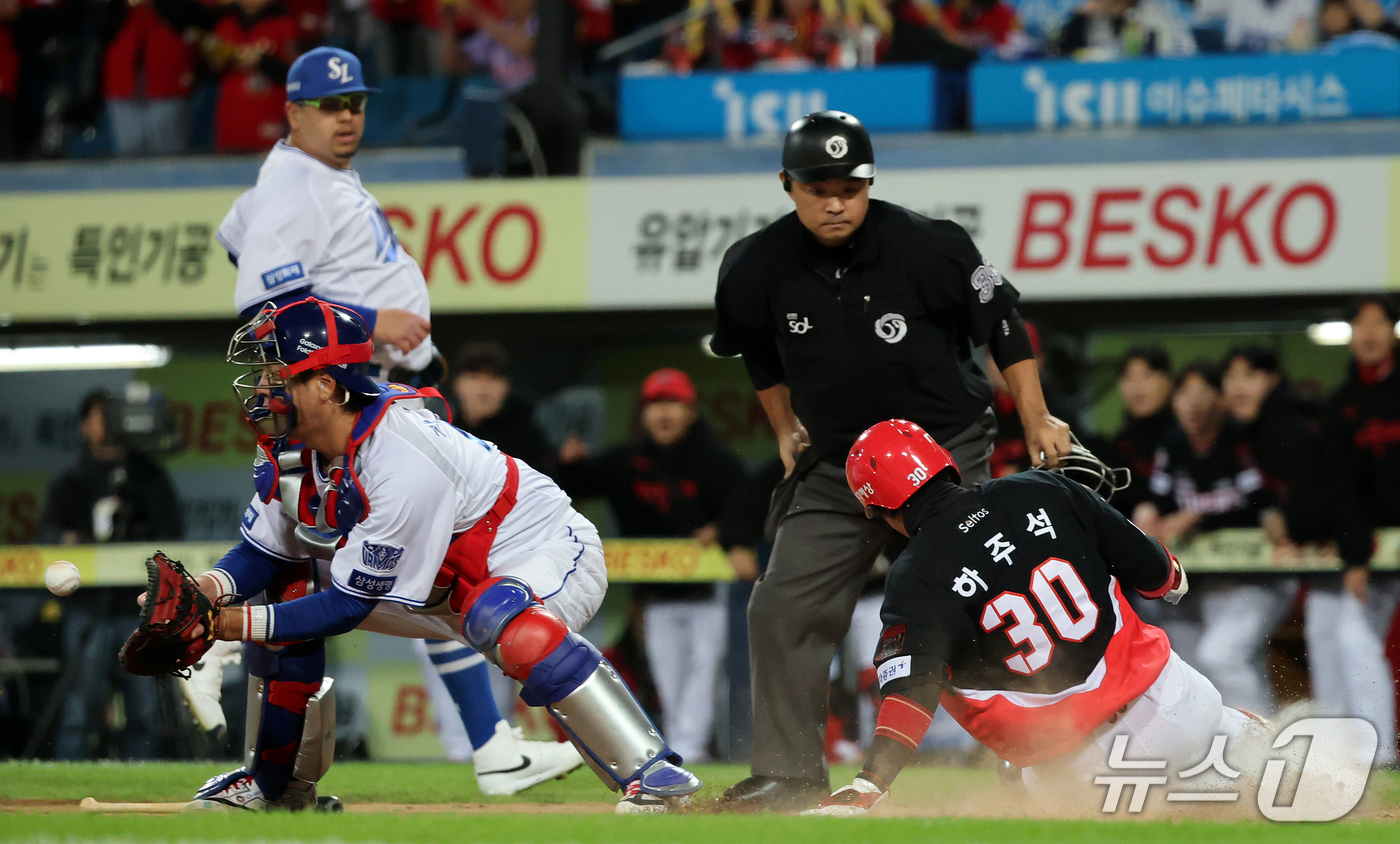 (대구=뉴스1) 김진환 기자 = 27일 오후 대구 삼성라이온즈파크에서 열린 프로야구 2026 신한 SOL KBO 포스트시즌 플레이오프 2차전 KIA 타이거즈와 삼성 라이온즈의 경기 …