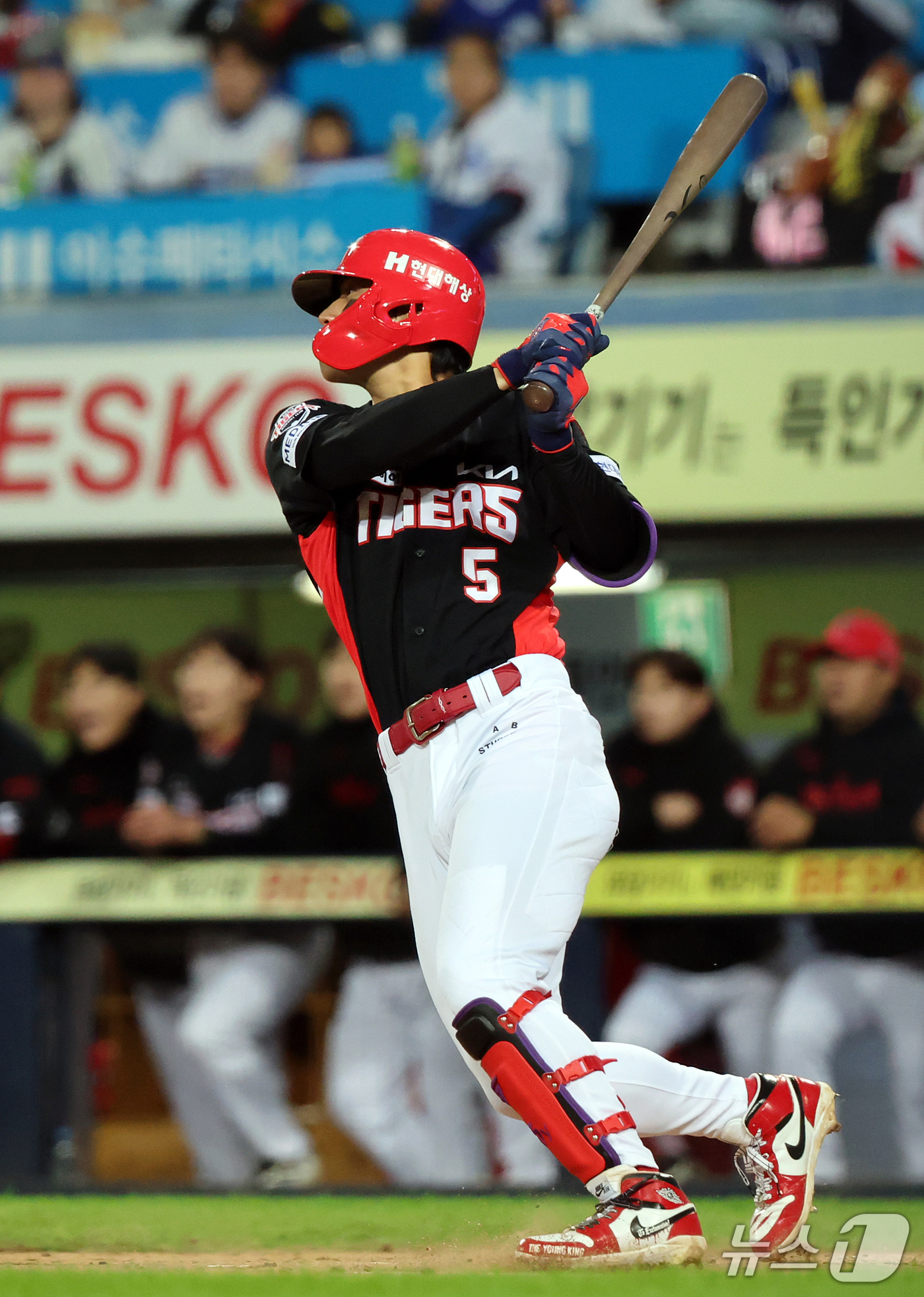 (대구=뉴스1) 김진환 기자 = 27일 오후 대구 삼성라이온즈파크에서 열린 프로야구 2026 신한 SOL KBO 포스트시즌 플레이오프 2차전 KIA 타이거즈와 삼성 라이온즈의 경기 …