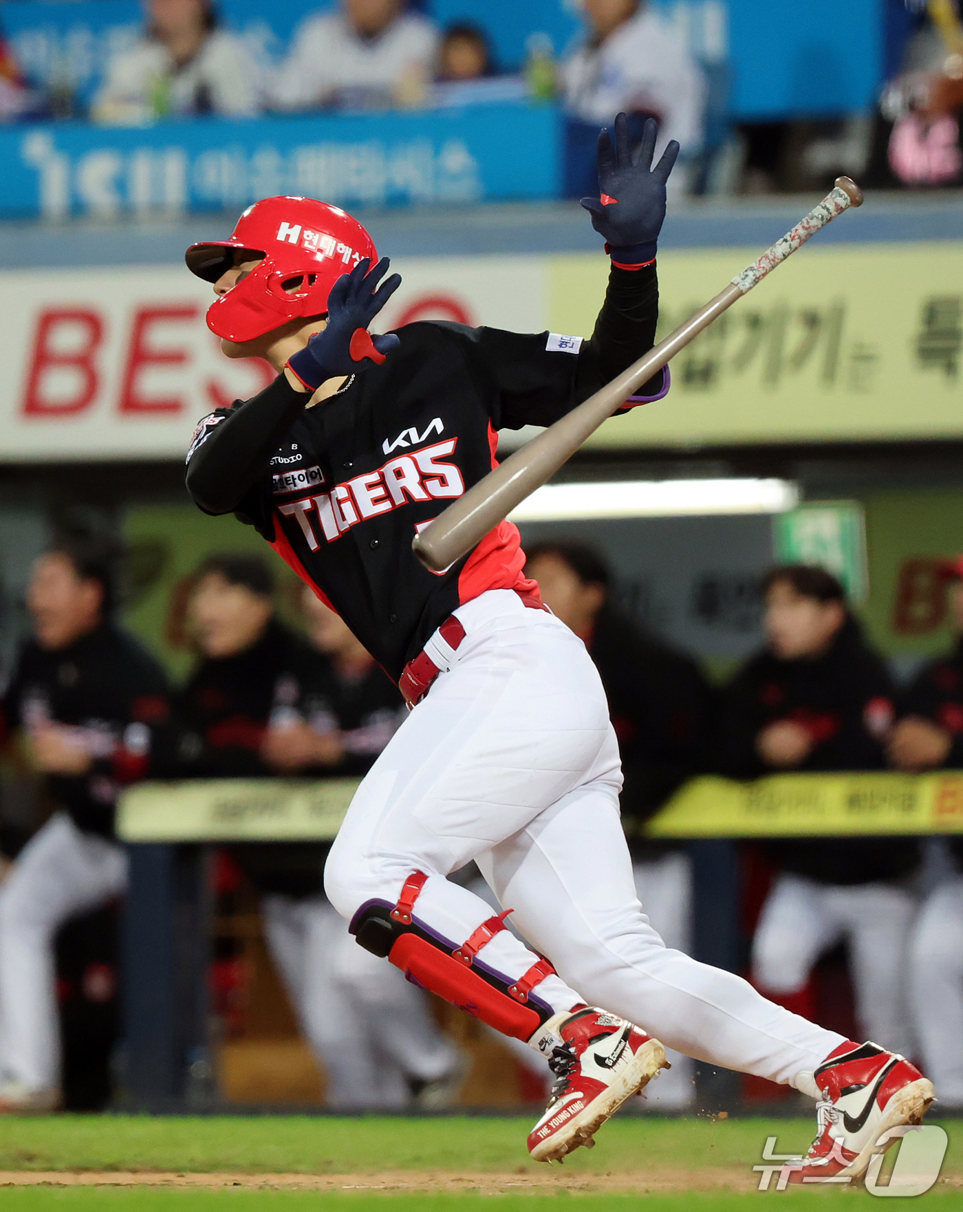 (대구=뉴스1) 김진환 기자 = 27일 오후 대구 삼성라이온즈파크에서 열린 프로야구 2026 신한 SOL KBO 포스트시즌 플레이오프 2차전 KIA 타이거즈와 삼성 라이온즈의 경기 …