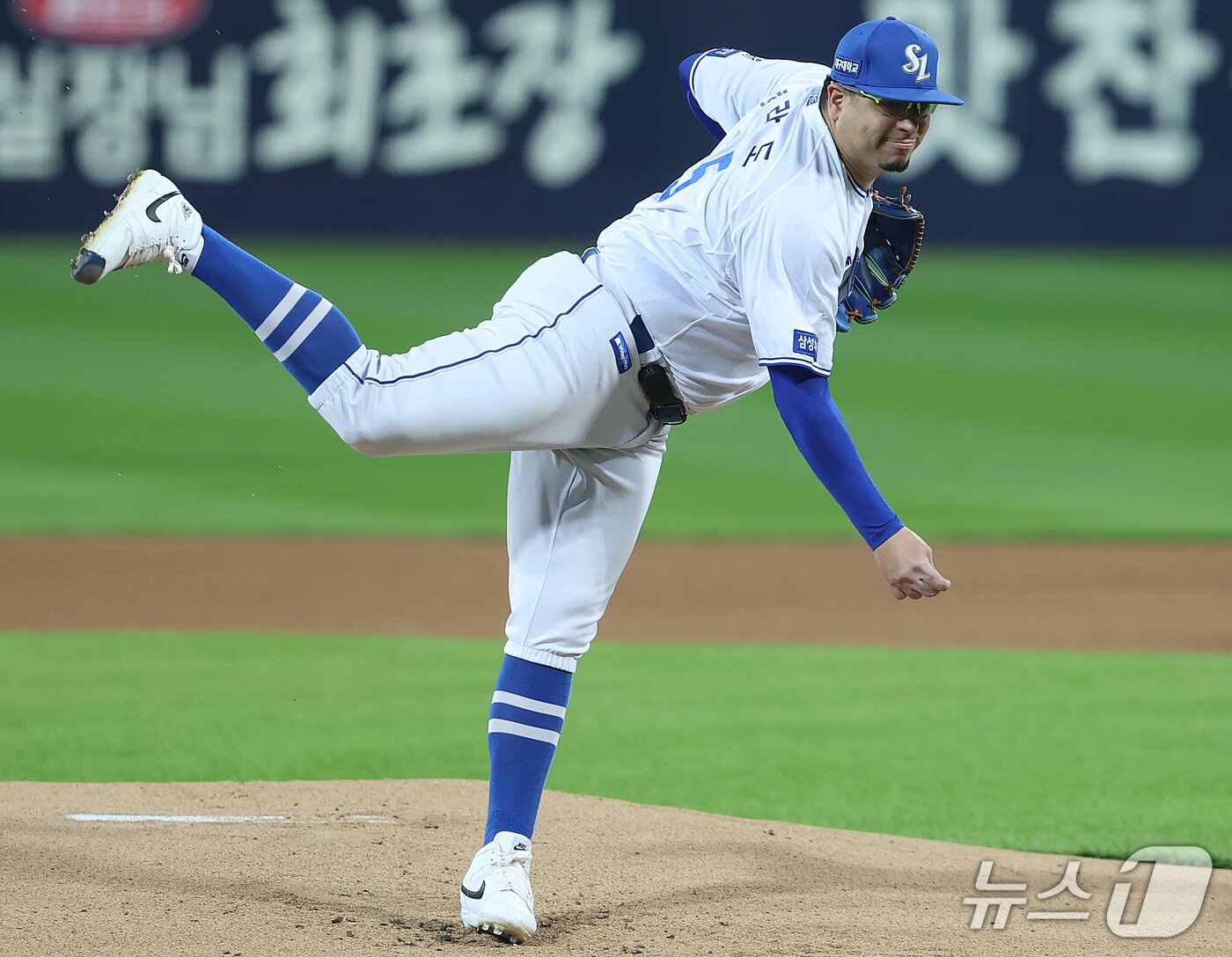 본문 이미지 - 27일 오후 대구 삼성라이온즈파크에서 열린 프로야구 2026 신한 SOL KBO 포스트시즌 플레이오프 1차전 KIA 타이거즈와 삼성 라이온즈의 경기, 삼성 선발 후라도가 역투하고 있다. 2026.10.27 ⓒ 뉴스1 공정식 기자
