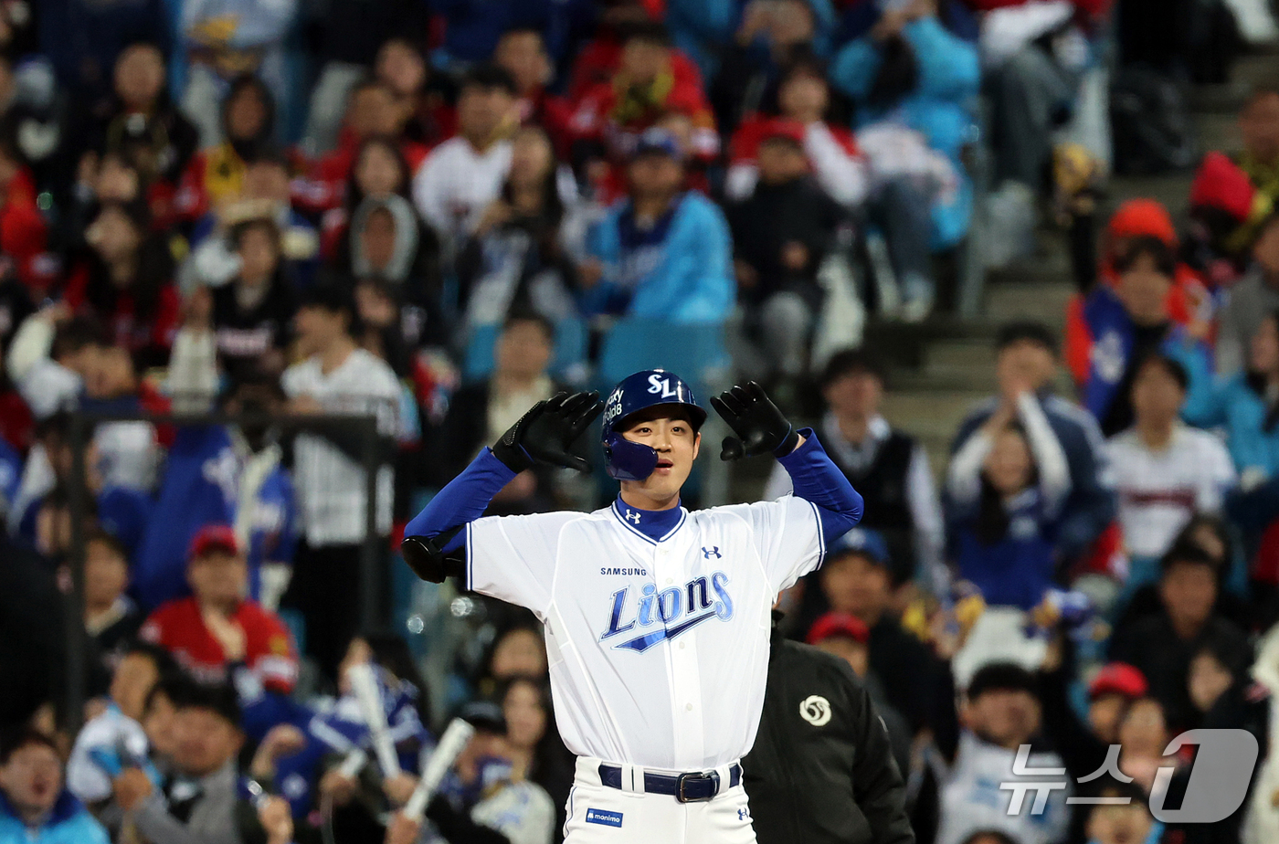 (대구=뉴스1) 김진환 기자 = 27일 오후 대구 삼성라이온즈파크에서 열린 프로야구 2026 신한 SOL KBO 포스트시즌 플레이오프 2차전 KIA 타이거즈와 삼성 라이온즈의 경기 …