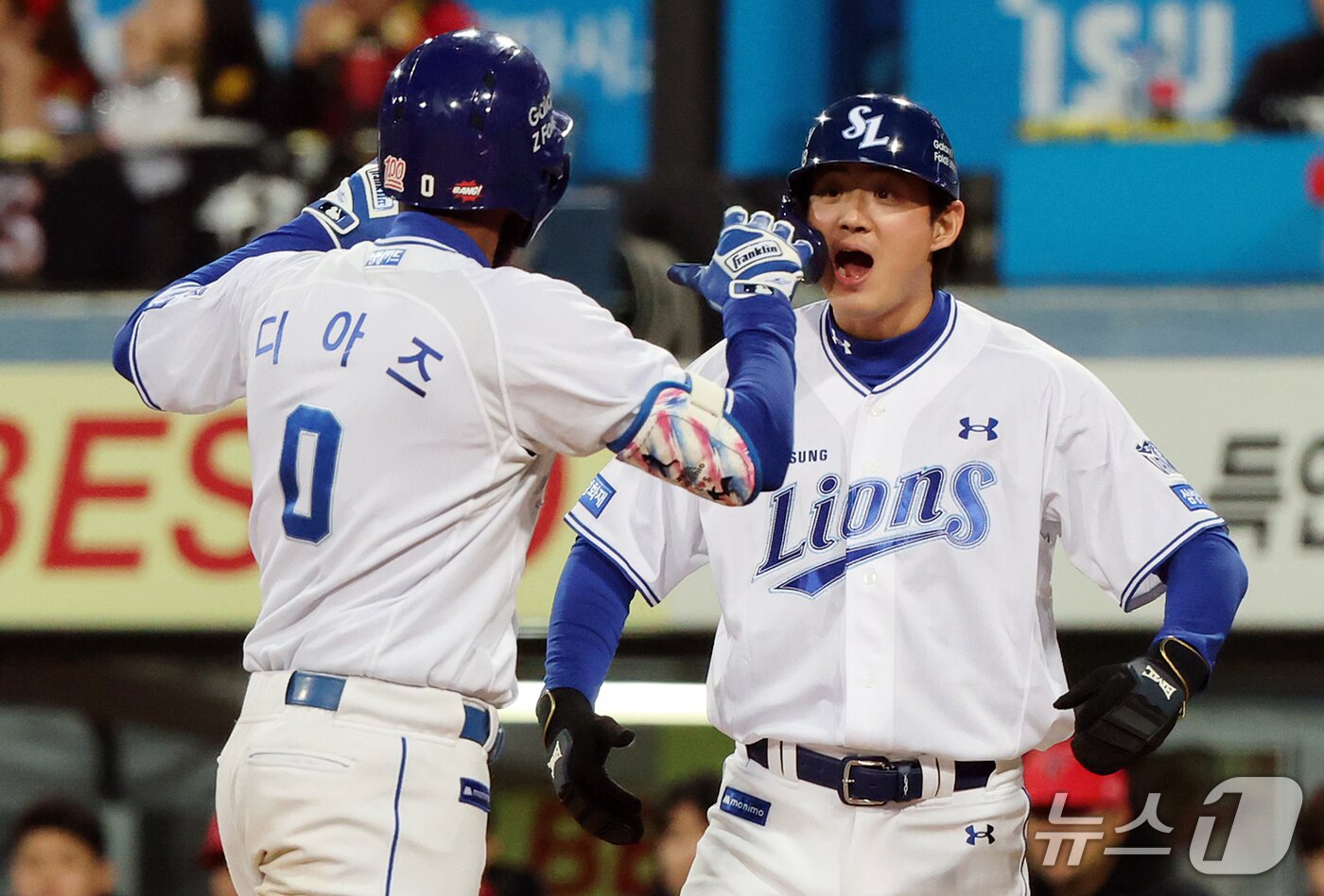 본문 이미지 - 27일 오후 대구 삼성라이온즈파크에서 열린 프로야구 2026 신한 SOL KBO 포스트시즌 플레이오프 2차전 KIA 타이거즈와 삼성 라이온즈의 경기, 삼성 디아즈가 3회말 2사 1루 상황에서 투런 홈런을 친 뒤 홈에서 구자욱과 기쁨을 나누고 있다. 2026.10.27 ⓒ 뉴스1 김진환 기자