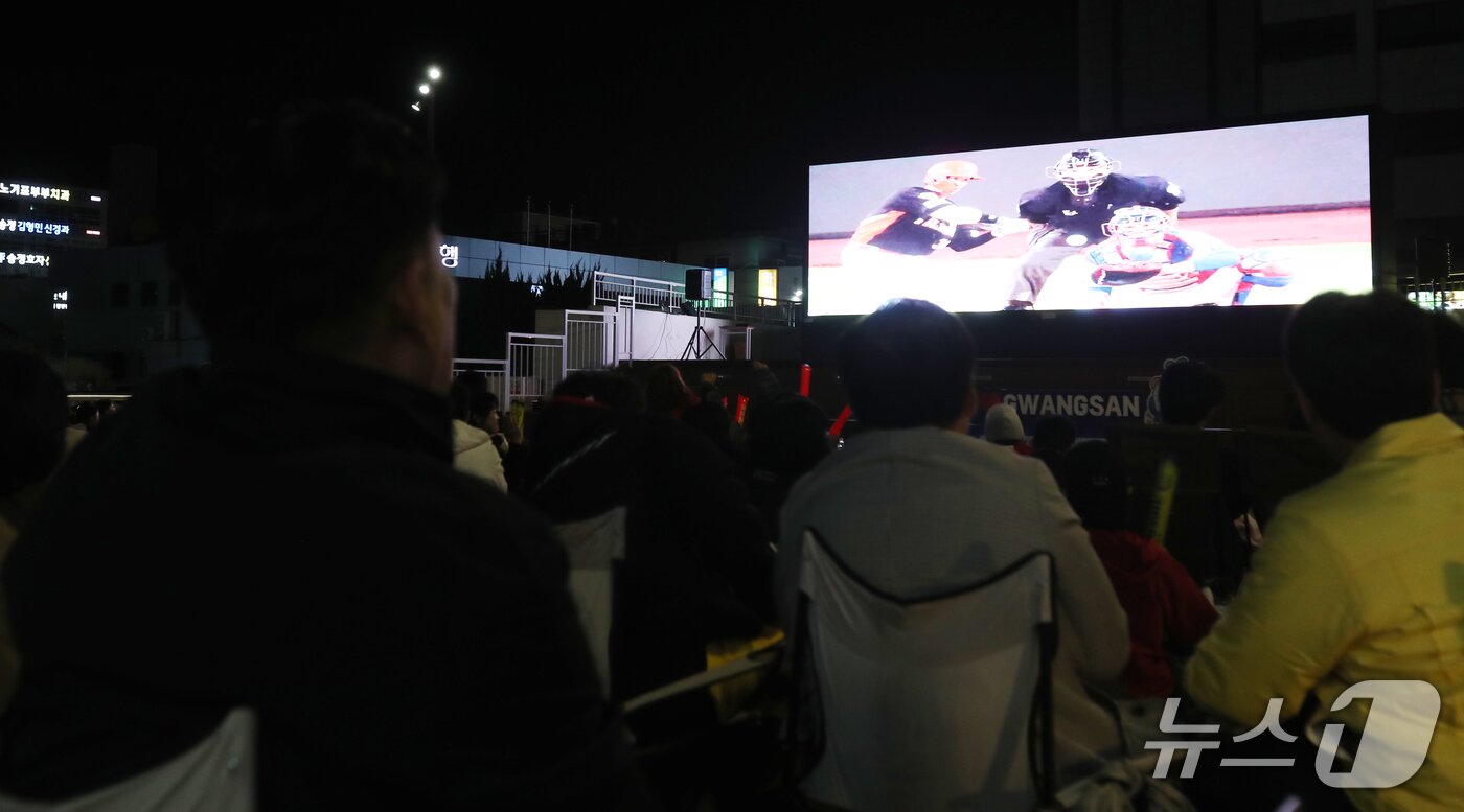 본문 이미지 - 27일 대구 삼성 라이온즈파크에서 열린 2026 신한 SOL KBO 포스트시즌 플레이오프(PO·5전 3선승제) 2차전을 맞아 KIA 타이거즈를 응원하기 위해 나온 시민들이 전남광주통합특별시 광산구청 시민광장에서 경기를 보고 있다. 2026.10.27 ⓒ 뉴스1 안재영 기자
