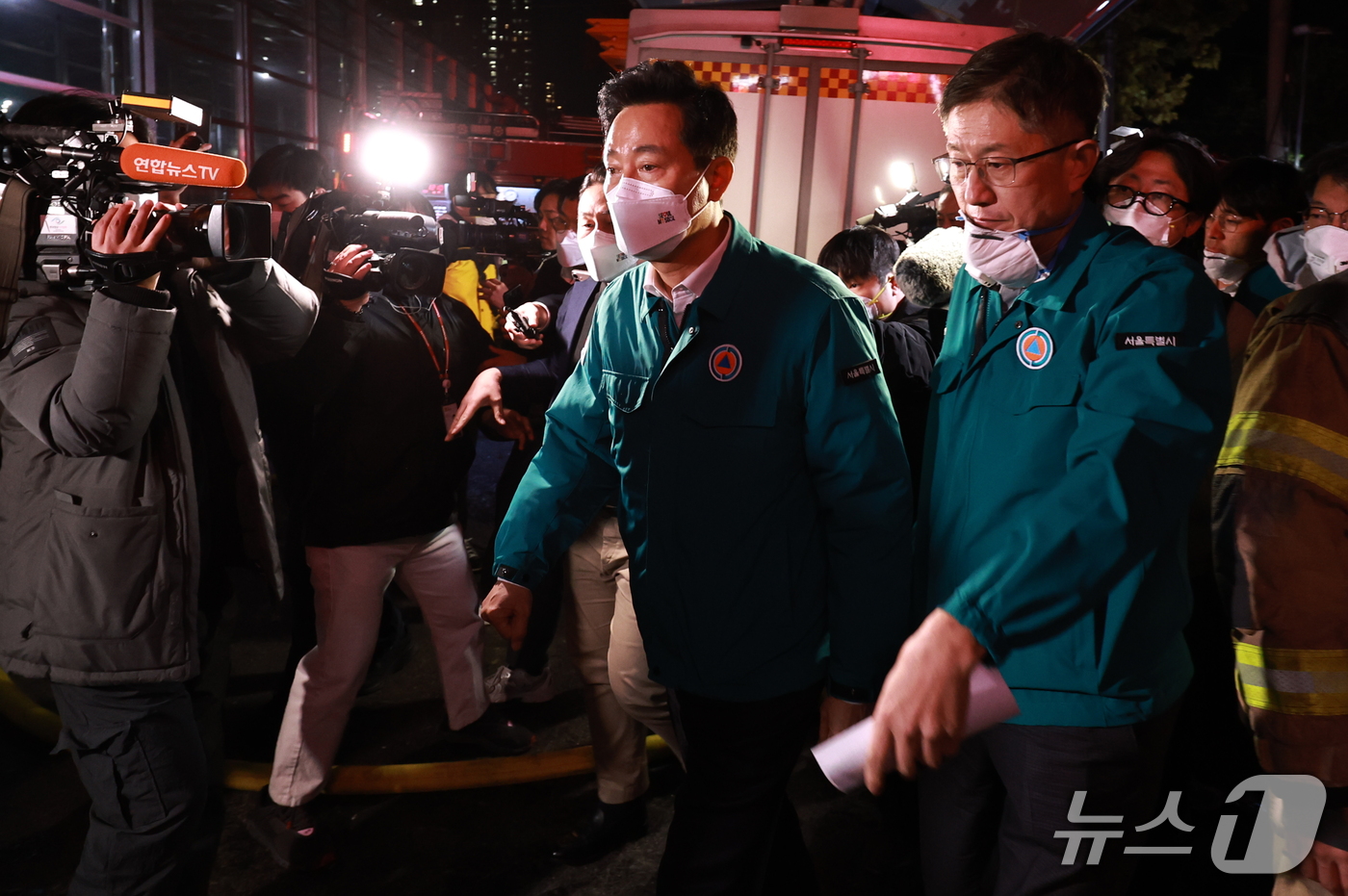 (서울=뉴스1) 구윤성 기자 = 오세훈 서울시장이 27일 오후 서울 강남구 구룡마을 화재현장을 찾고 있다. 2026.10.27/뉴스1