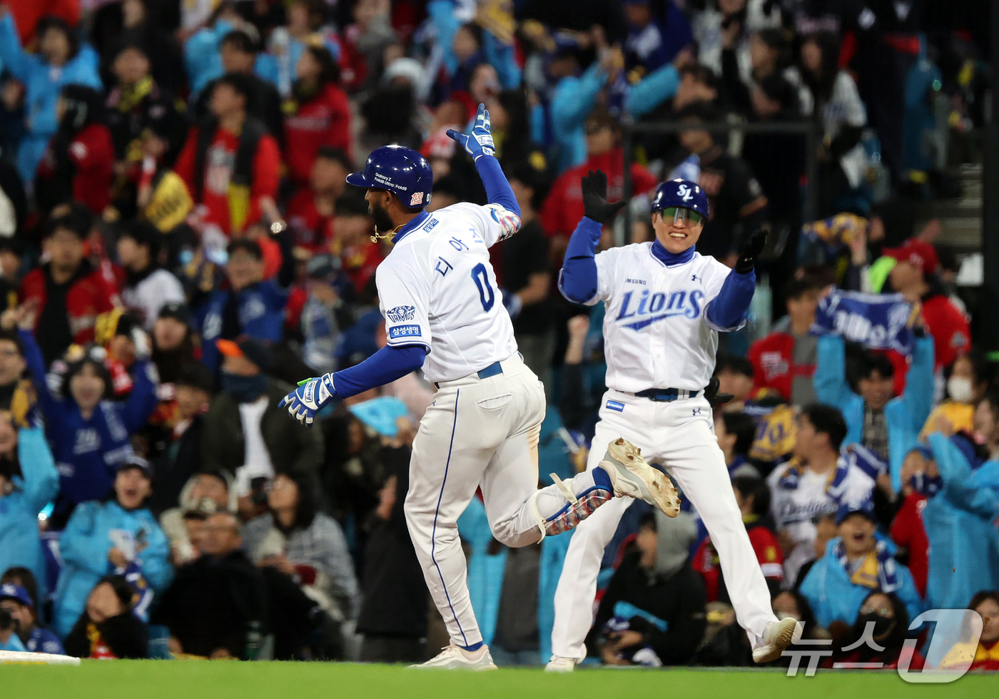 (대구=뉴스1) 김진환 기자 = 27일 오후 대구 삼성라이온즈파크에서 열린 프로야구 2026 신한 SOL KBO 포스트시즌 플레이오프 2차전 KIA 타이거즈와 삼성 라이온즈의 경기 …