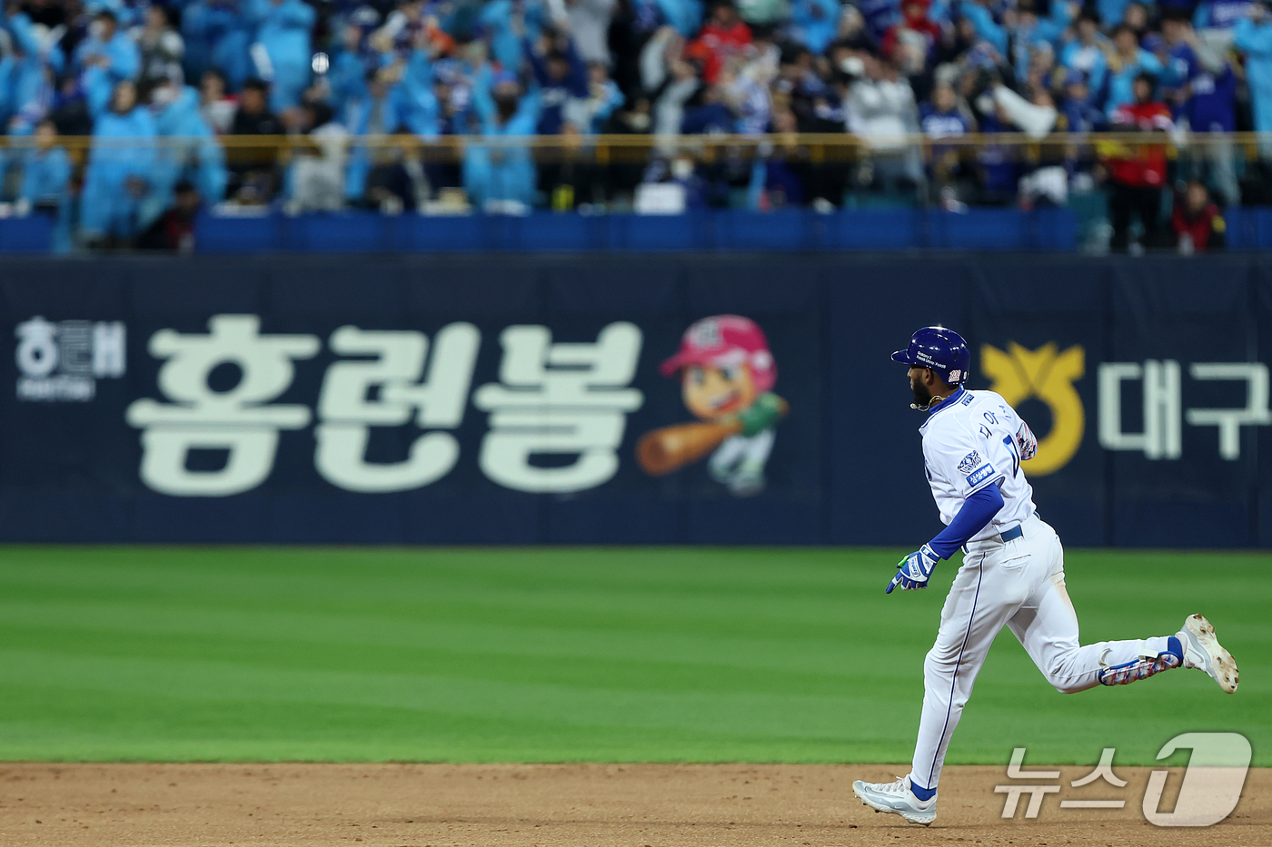 (대구=뉴스1) 공정식 기자 = 27일 오후 대구 삼성라이온즈파크에서 열린 프로야구 2026 신한 SOL KBO 포스트시즌 플레이오프 2차전 KIA 타이거즈와 삼성 라이온즈의 경기 …