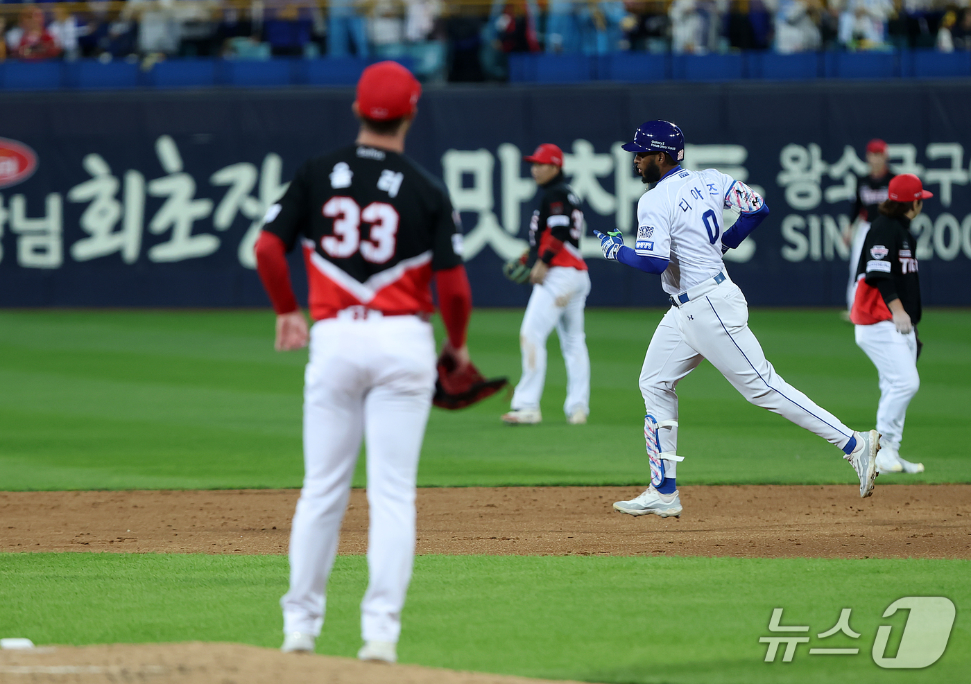 (대구=뉴스1) 공정식 기자 = 27일 오후 대구 삼성라이온즈파크에서 열린 프로야구 2026 신한 SOL KBO 포스트시즌 플레이오프 2차전 KIA 타이거즈와 삼성 라이온즈의 경기 …