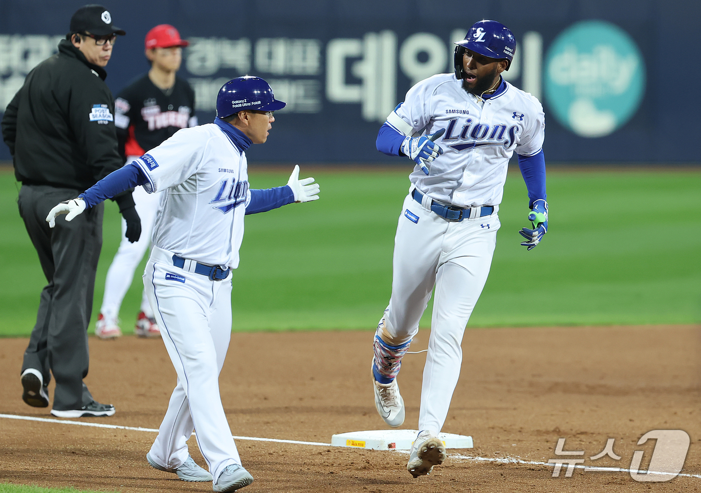 (대구=뉴스1) 공정식 기자 = 27일 오후 대구 삼성라이온즈파크에서 열린 프로야구 2026 신한 SOL KBO 포스트시즌 플레이오프 2차전 KIA 타이거즈와 삼성 라이온즈의 경기 …