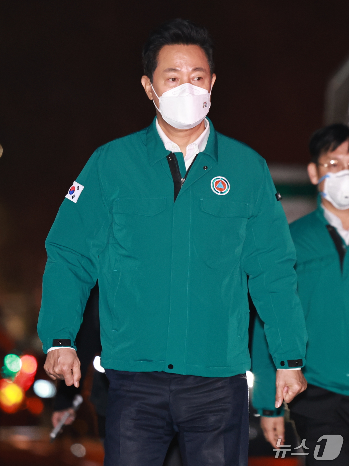 (서울=뉴스1) 구윤성 기자 = 오세훈 서울시장이 27일 오후 서울 강남구 구룡마을 화재현장을 찾고 있다. 2026.10.27/뉴스1