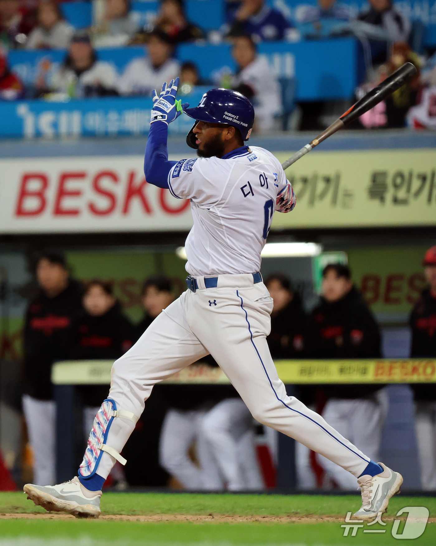 (대구=뉴스1) 김진환 기자 = 27일 오후 대구 삼성라이온즈파크에서 열린 프로야구 2026 신한 SOL KBO 포스트시즌 플레이오프 2차전 KIA 타이거즈와 삼성 라이온즈의 경기 …