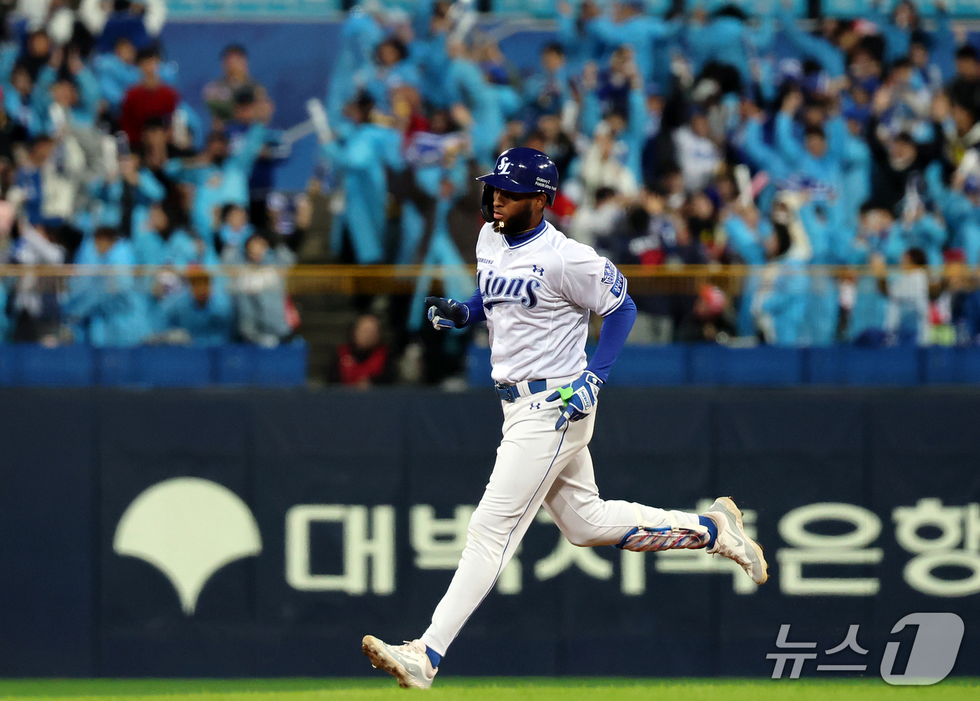 (대구=뉴스1) 김진환 기자 = 27일 오후 대구 삼성라이온즈파크에서 열린 프로야구 2026 신한 SOL KBO 포스트시즌 플레이오프 2차전 KIA 타이거즈와 삼성 라이온즈의 경기 …