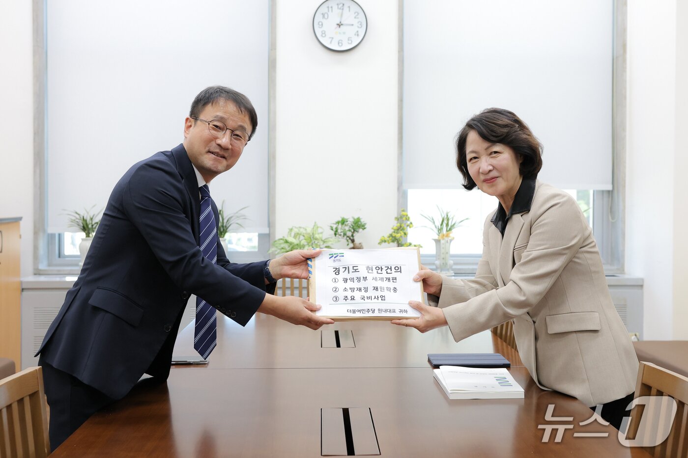 본문 이미지 - 추미애 경기도지사(오른쪽)가 한병도 더불어민주당 원내대표에게 경기도 현안 건의서를 전달하고 있다.(경기도 제공. 재판매 및 DB 금지)