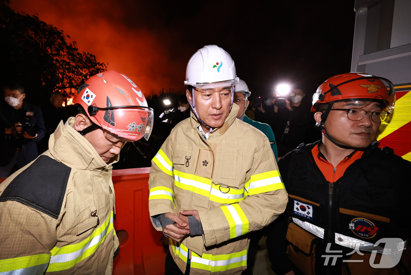 (서울=뉴스1) 구윤성 기자 = 오세훈 서울시장이 27일 오후 서울 강남구 구룡마을 화재현장을 점검하고 있다. 2026.10.27/뉴스1
