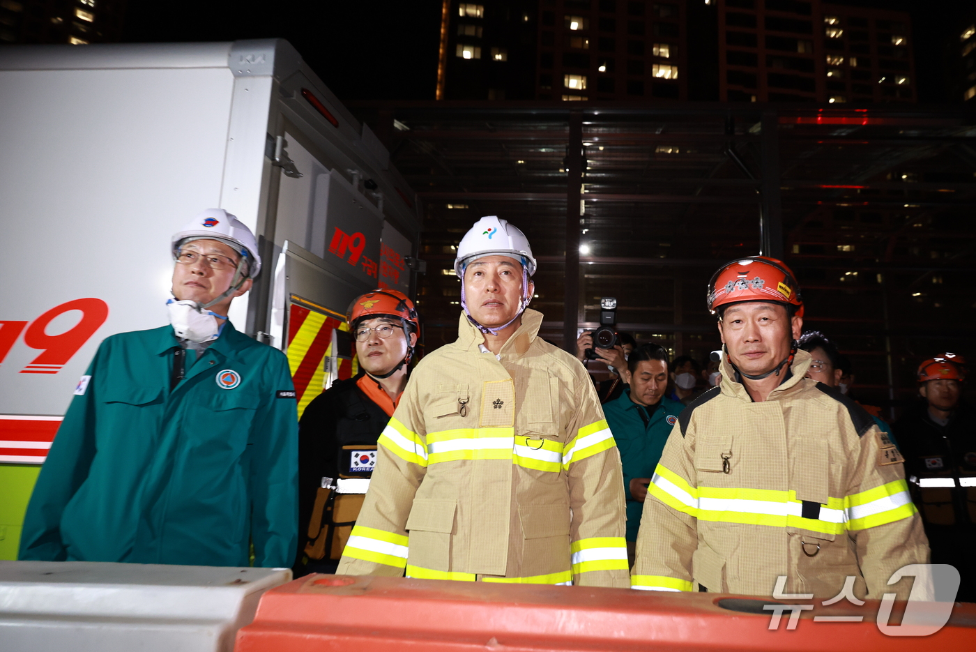 (서울=뉴스1) 구윤성 기자 = 오세훈 서울시장이 27일 오후 서울 강남구 구룡마을 화재현장을 점검하고 있다. 2026.10.27/뉴스1