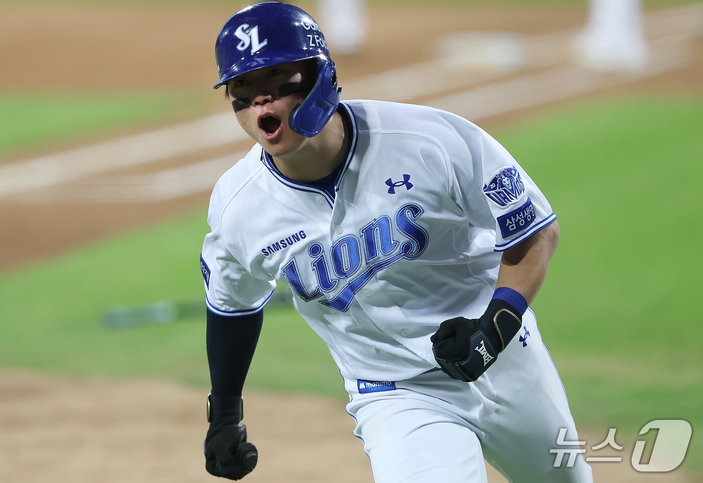 본문 이미지 - 27일 오후 대구 삼성라이온즈파크에서 열린 프로야구 2026 신한 SOL KBO 포스트시즌 플레이오프 2차전 KIA 타이거즈와 삼성 라이온즈의 경기, 3회말 2사 2루 상황 삼성 구자욱의 우중간 적시타 때 2루주자 박승규가 홈을 밟으며 포효하고 있다. 2026.10.27 ⓒ 뉴스1 공정식 기자