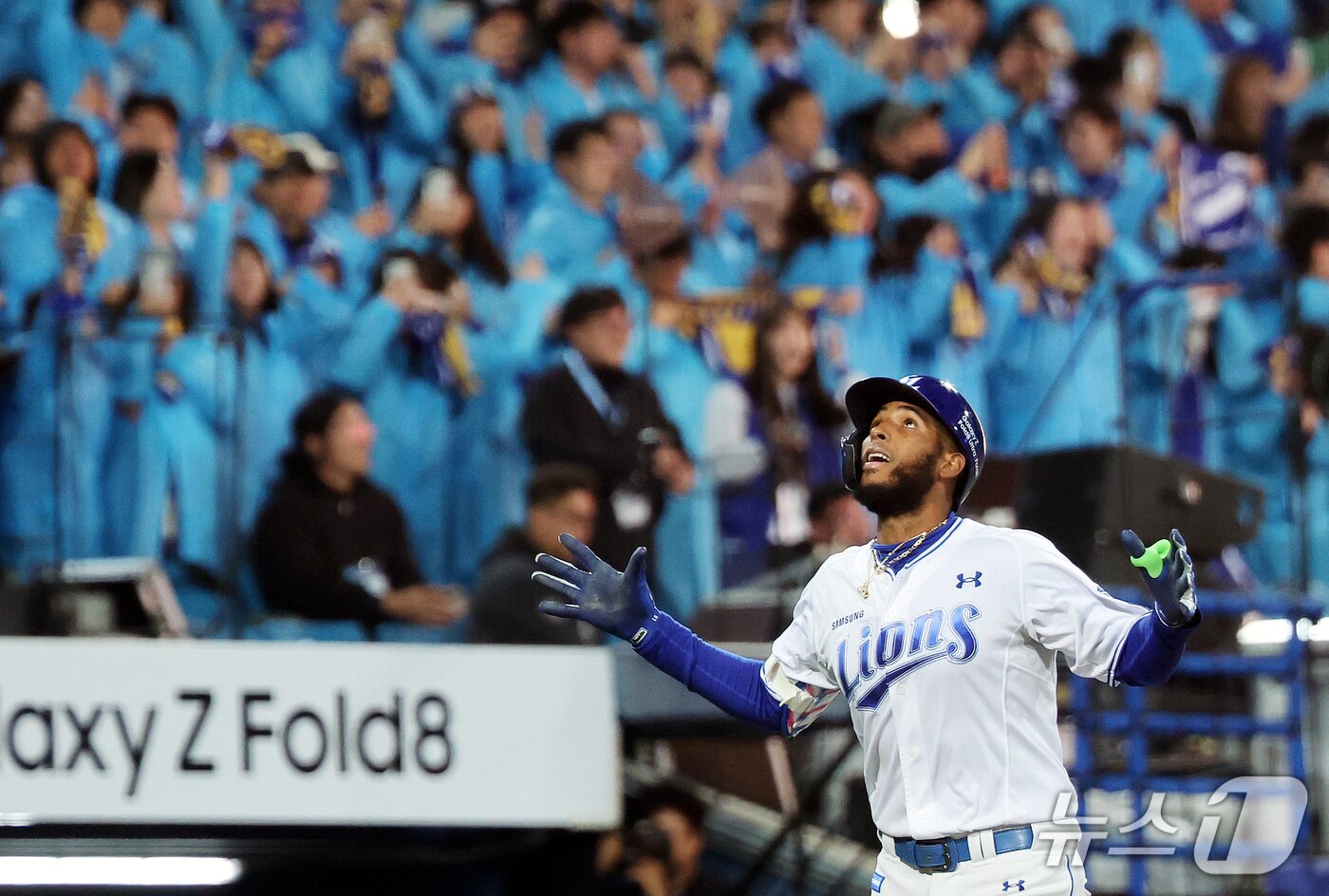본문 이미지 - 27일 오후 대구 삼성라이온즈파크에서 열린 프로야구 2026 신한 SOL KBO 포스트시즌 플레이오프 2차전 KIA 타이거즈와 삼성 라이온즈의 경기, 3회말 삼성 디아즈가 투런홈런을 날린 뒤 홈으로 향하고 있다. 2026.10.27 ⓒ 뉴스1 박지혜 기자