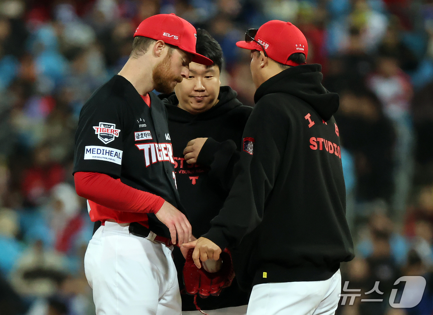 (대구=뉴스1) 김진환 기자 = 27일 오후 대구 삼성라이온즈파크에서 열린 프로야구 2026 신한 SOL KBO 포스트시즌 플레이오프 2차전 KIA 타이거즈와 삼성 라이온즈의 경기 …