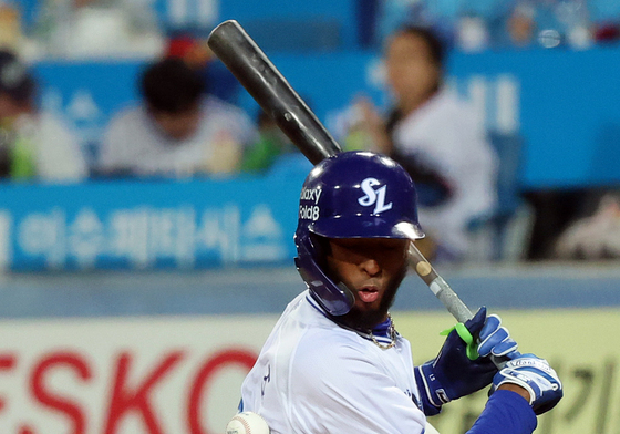 이의리의 공에 맞는 디아즈
