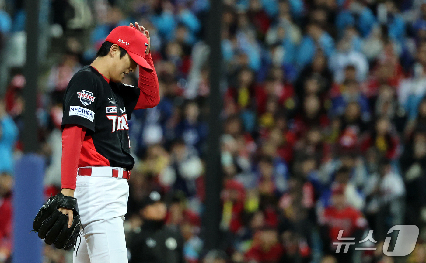 (대구=뉴스1) 김진환 기자 = 27일 오후 대구 삼성라이온즈파크에서 열린 프로야구 2026 신한 SOL KBO 포스트시즌 플레이오프 2차전 KIA 타이거즈와 삼성 라이온즈의 경기 …