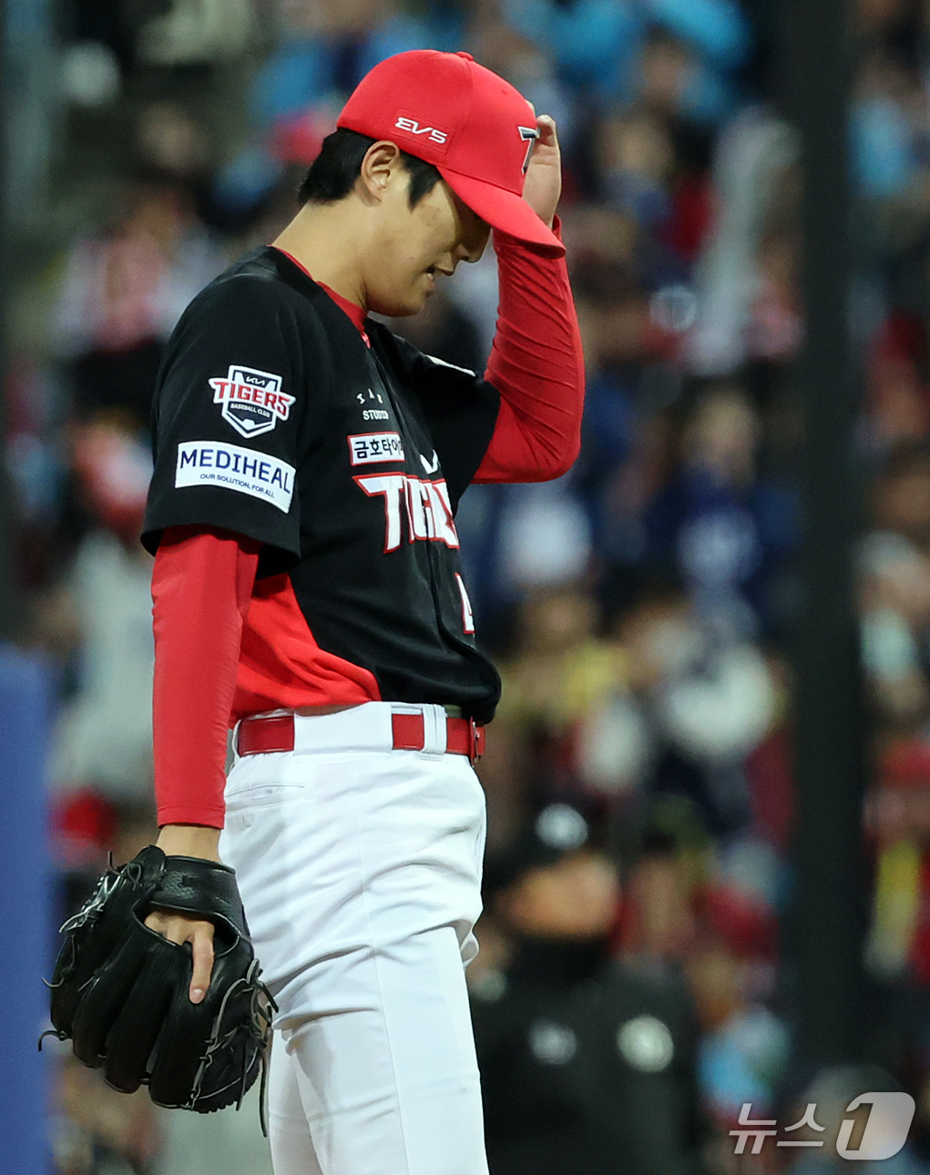 (대구=뉴스1) 김진환 기자 = 27일 오후 대구 삼성라이온즈파크에서 열린 프로야구 2026 신한 SOL KBO 포스트시즌 플레이오프 2차전 KIA 타이거즈와 삼성 라이온즈의 경기 …