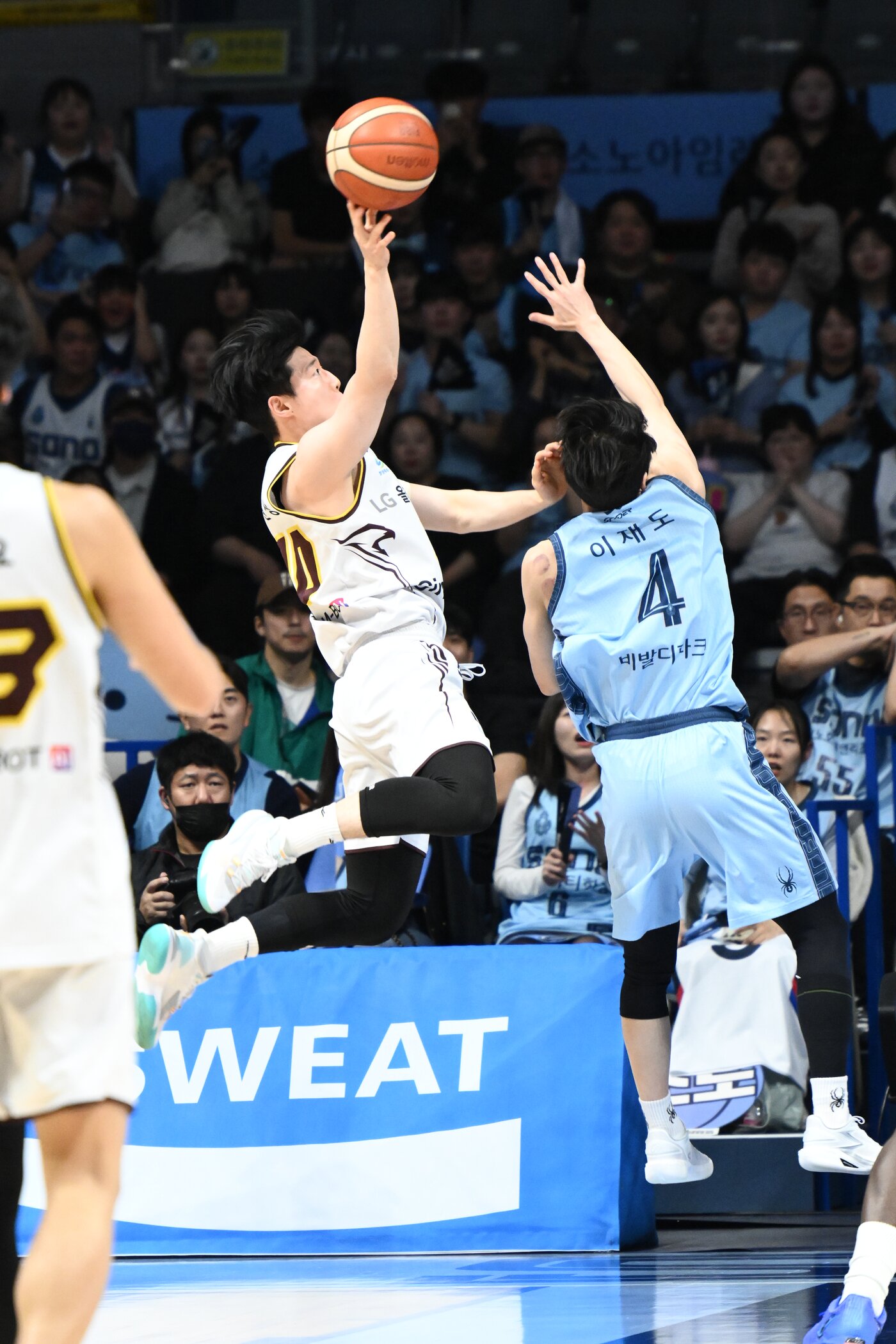 본문 이미지 - 창원 LG의 윤원상(왼쪽). (KBL 제공. DB 및 재배포 금지)