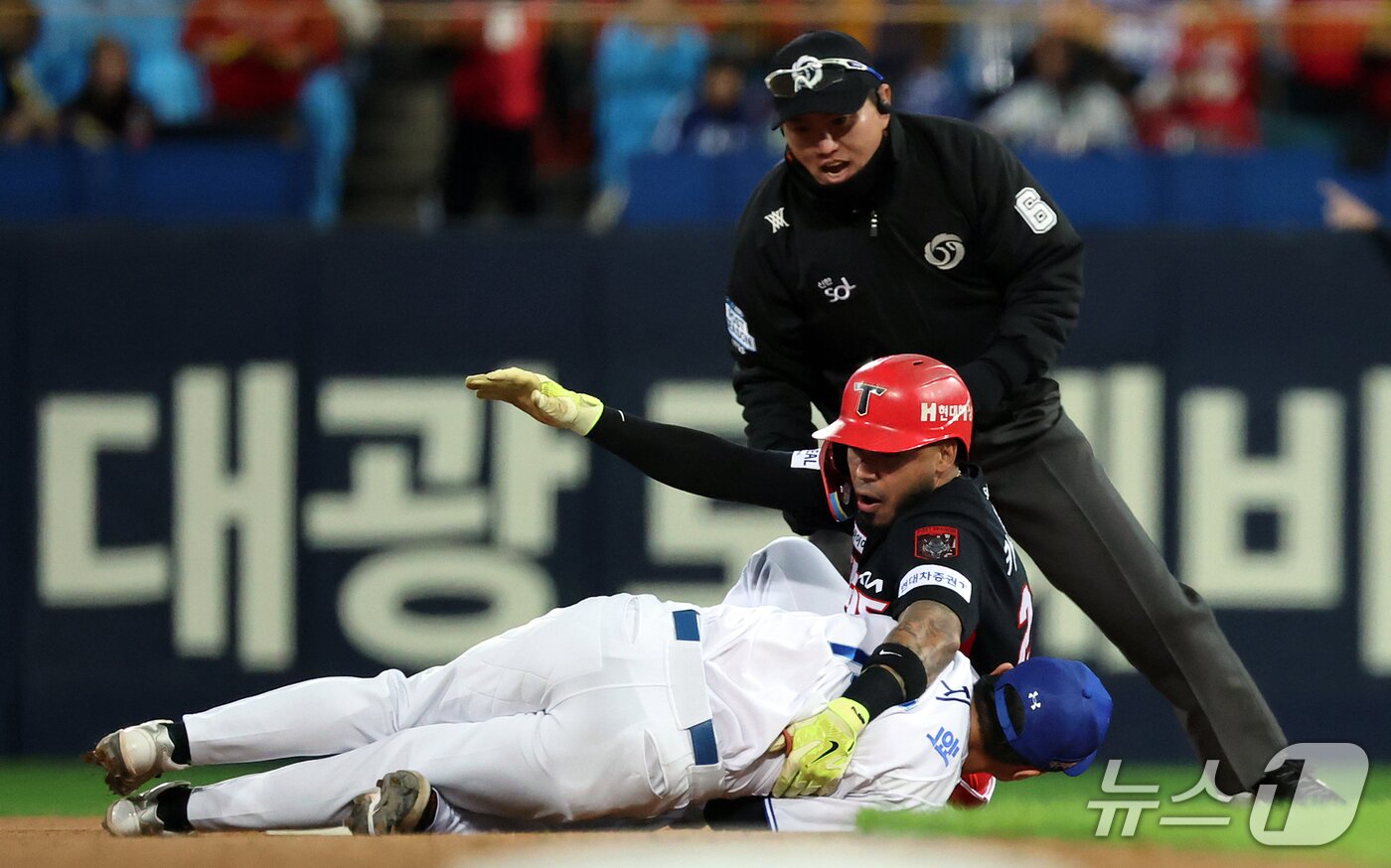 본문 이미지 - 27일 오후 대구 삼성라이온즈파크에서 열린 프로야구 2026 신한 SOL KBO 포스트시즌 플레이오프 2차전 KIA 타이거즈와 삼성 라이온즈의 경기, KIA 카스트로가 6회초 2사 안타를 친 후 2루까지 쇄도했으나 삼성 좌익수 최형우의 송구로 아웃되고 있다. 2026.10.27 ⓒ 뉴스1 김진환 기자