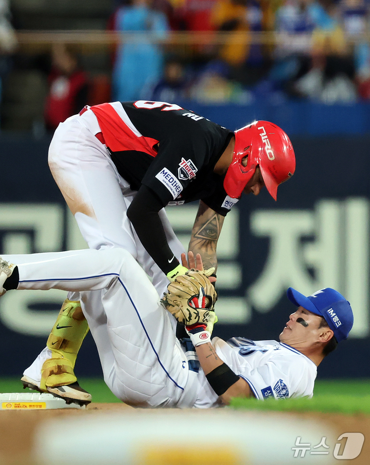 (대구=뉴스1) 김진환 기자 = 27일 오후 대구 삼성라이온즈파크에서 열린 프로야구 2026 신한 SOL KBO 포스트시즌 플레이오프 2차전 KIA 타이거즈와 삼성 라이온즈의 경기 …
