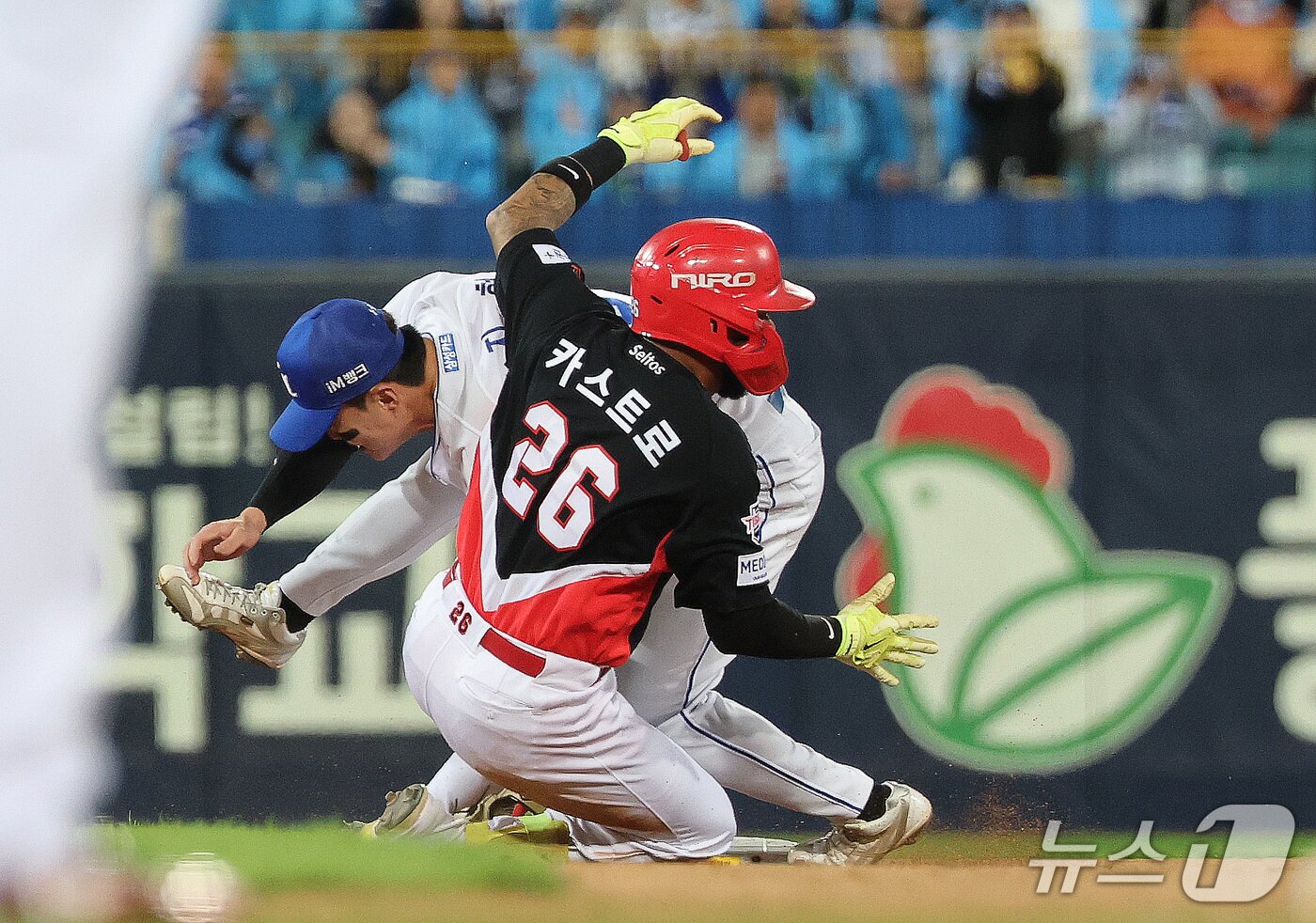 본문 이미지 - 27일 오후 대구 삼성라이온즈파크에서 열린 프로야구 2026 신한 SOL KBO 포스트시즌 플레이오프 2차전 KIA 타이거즈와 삼성 라이온즈의 경기, 6회초 2사 상황 KIA 카스트로가 2루에서 아웃되고 있다. 2026.10.27 ⓒ 뉴스1 박지혜 기자