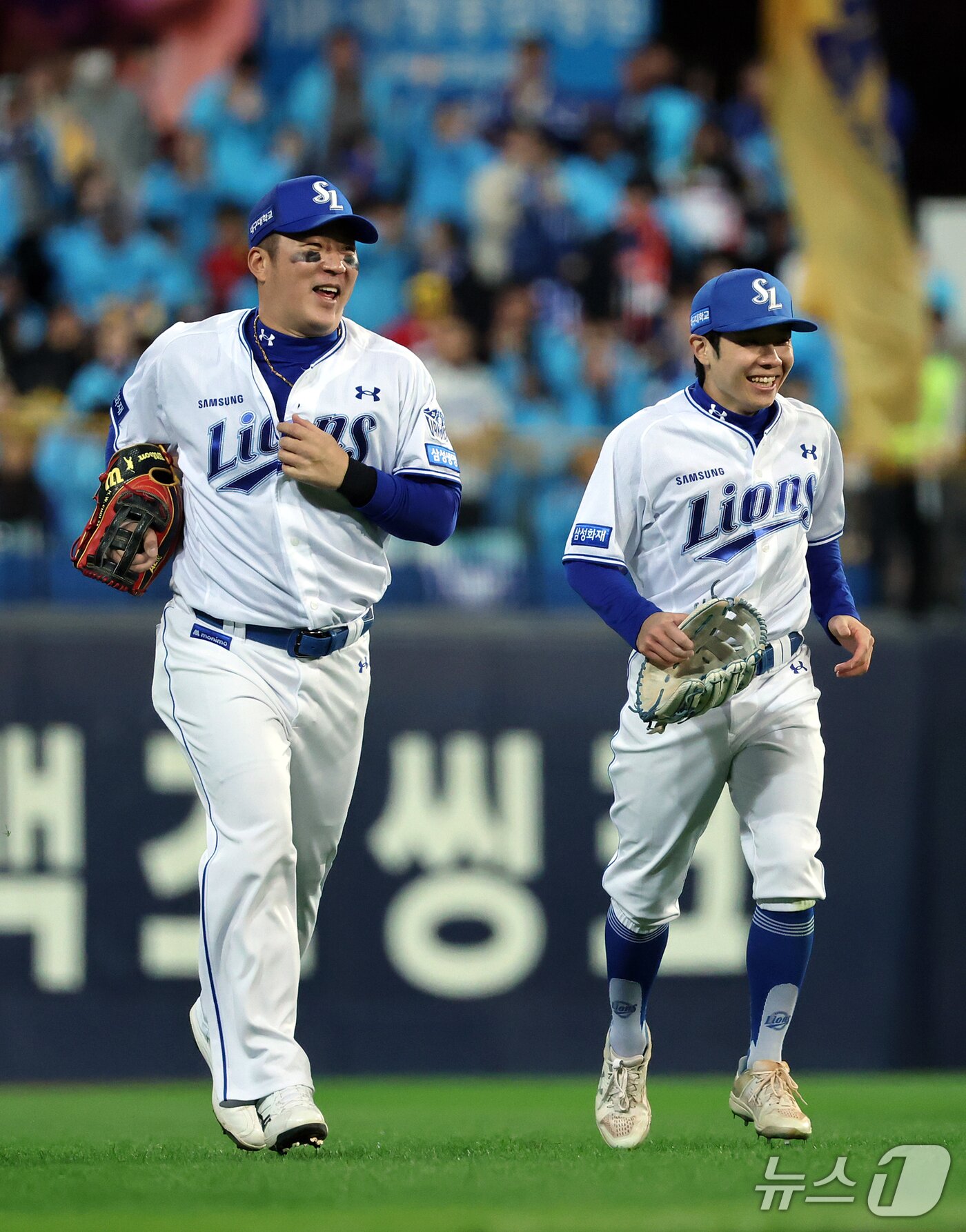 본문 이미지 - 27일 오후 대구 삼성라이온즈파크에서 열린 프로야구 2026 신한 SOL KBO 포스트시즌 플레이오프 2차전 KIA 타이거즈와 삼성 라이온즈의 경기, 삼성 좌익수 최형우가 6회초 2사 안타를 치고 2루까지 쇄도하는 KIA 카스트로를 아웃 시킨 후 환하게 웃으며 더그아웃으로 향하고 있다. 2026.10.27 ⓒ 뉴스1 김진환 기자