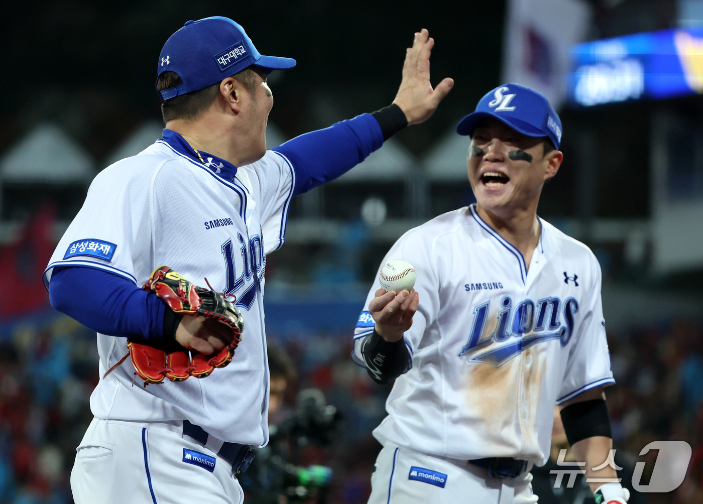 (대구=뉴스1) 김진환 기자 = 27일 오후 대구 삼성라이온즈파크에서 열린 프로야구 2026 신한 SOL KBO 포스트시즌 플레이오프 2차전 KIA 타이거즈와 삼성 라이온즈의 경기 …