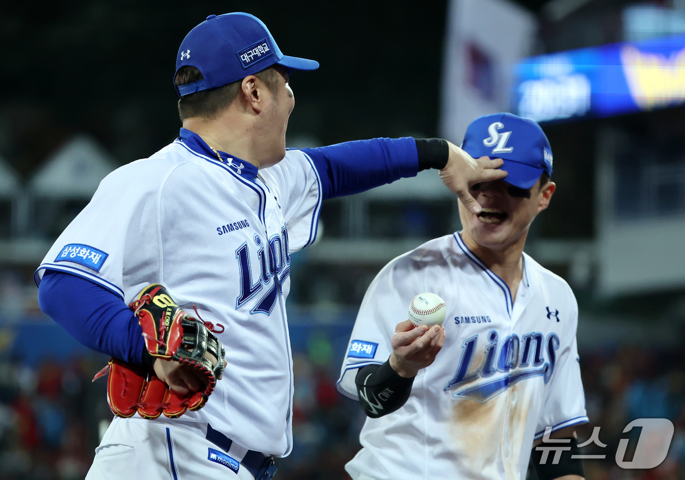 (대구=뉴스1) 김진환 기자 = 27일 오후 대구 삼성라이온즈파크에서 열린 프로야구 2026 신한 SOL KBO 포스트시즌 플레이오프 2차전 KIA 타이거즈와 삼성 라이온즈의 경기 …