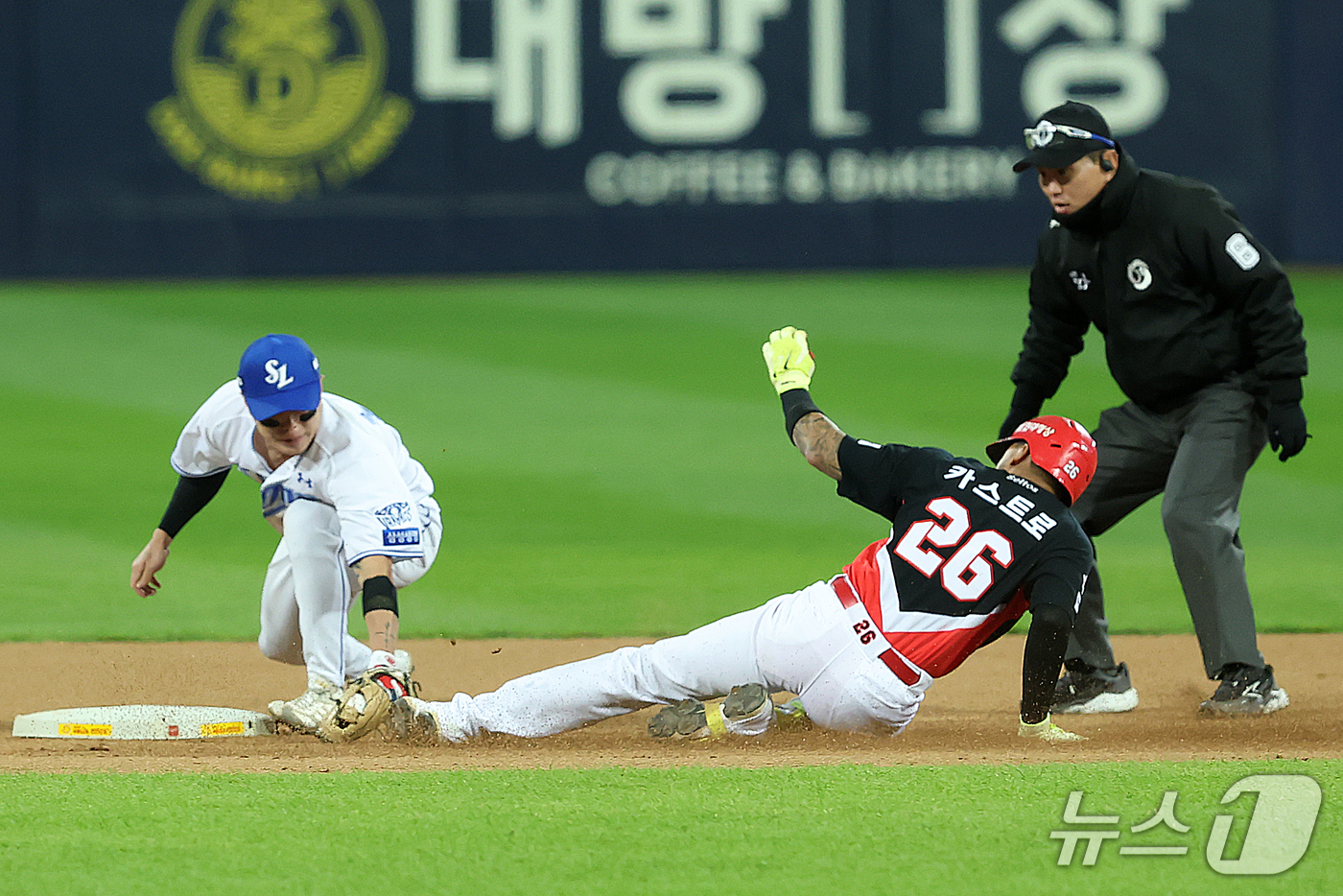 (대구=뉴스1) 공정식 기자 = 27일 오후 대구 삼성라이온즈파크에서 열린 프로야구 2026 신한 SOL KBO 포스트시즌 플레이오프 2차전 KIA 타이거즈와 삼성 라이온즈의 경기 …