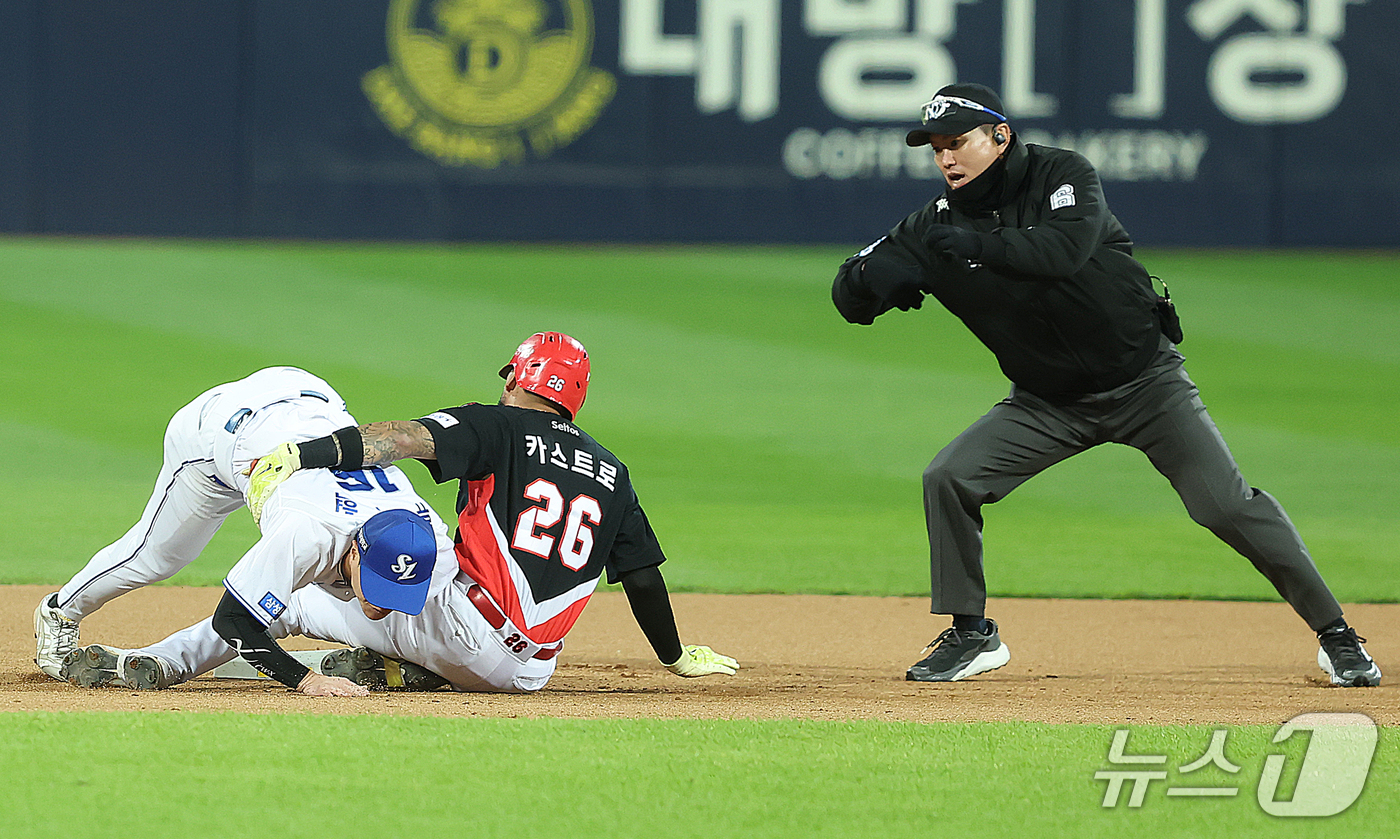(대구=뉴스1) 공정식 기자 = 27일 오후 대구 삼성라이온즈파크에서 열린 프로야구 2026 신한 SOL KBO 포스트시즌 플레이오프 2차전 KIA 타이거즈와 삼성 라이온즈의 경기 …