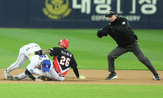 카스트로, 2루에서 아웃!