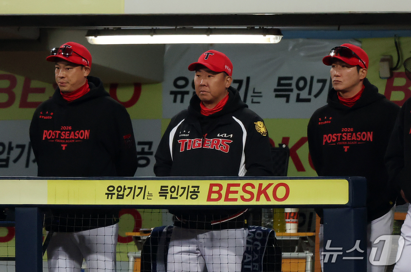(대구=뉴스1) 김진환 기자 = 27일 오후 대구 삼성라이온즈파크에서 열린 프로야구 2026 신한 SOL KBO 포스트시즌 플레이오프 2차전 KIA 타이거즈와 삼성 라이온즈의 경기 …