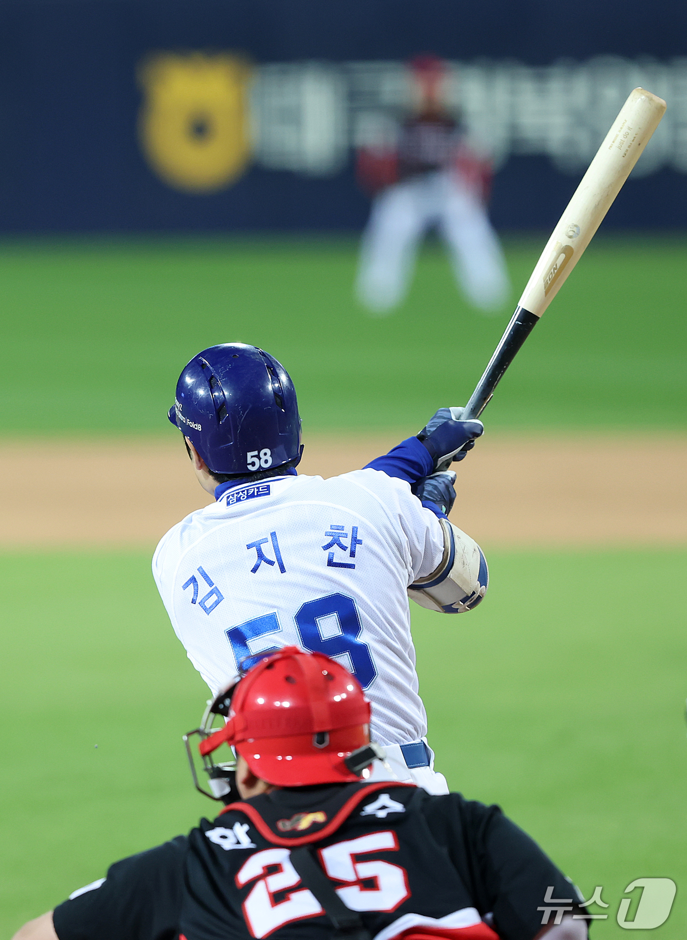 (대구=뉴스1) 공정식 기자 = 27일 오후 대구 삼성라이온즈파크에서 열린 프로야구 2026 신한 SOL KBO 포스트시즌 플레이오프 2차전 KIA 타이거즈와 삼성 라이온즈의 경기 …