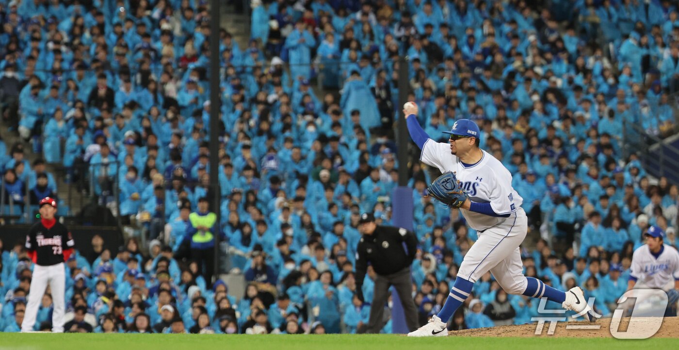 본문 이미지 - 27일 오후 대구 삼성라이온즈파크에서 열린 프로야구 2026 신한 SOL KBO 포스트시즌 플레이오프 2차전 KIA 타이거즈와 삼성 라이온즈의 경기, 7회초 삼성 후라도가 역투하고 있다. 2026.10.27 ⓒ 뉴스1 박지혜 기자