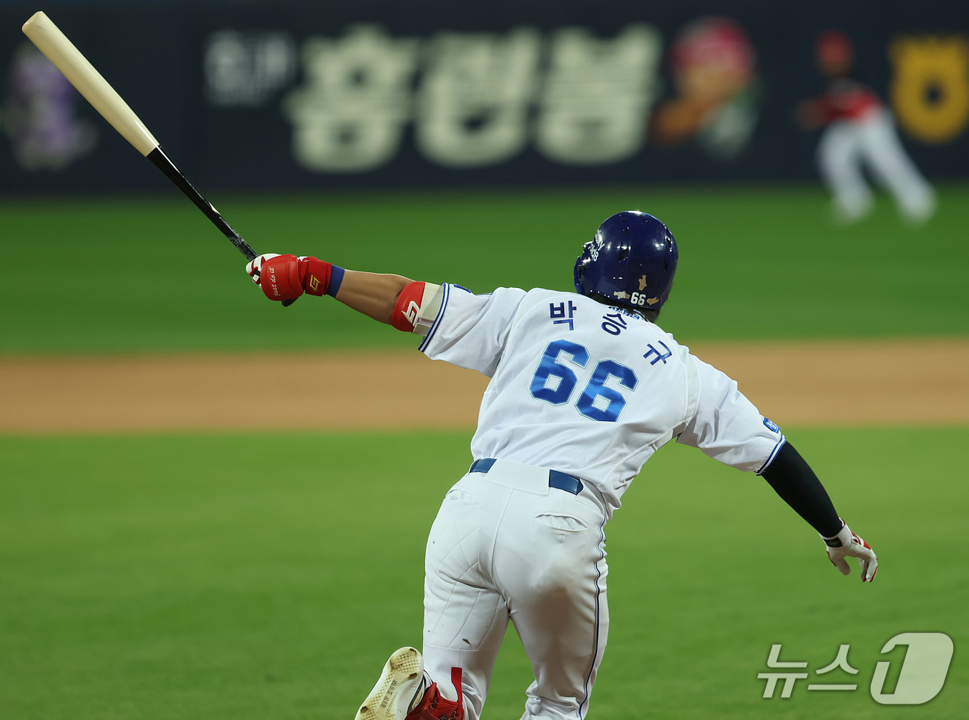 (대구=뉴스1) 공정식 기자 = 27일 오후 대구 삼성라이온즈파크에서 열린 프로야구 2026 신한 SOL KBO 포스트시즌 플레이오프 2차전 KIA 타이거즈와 삼성 라이온즈의 경기 …