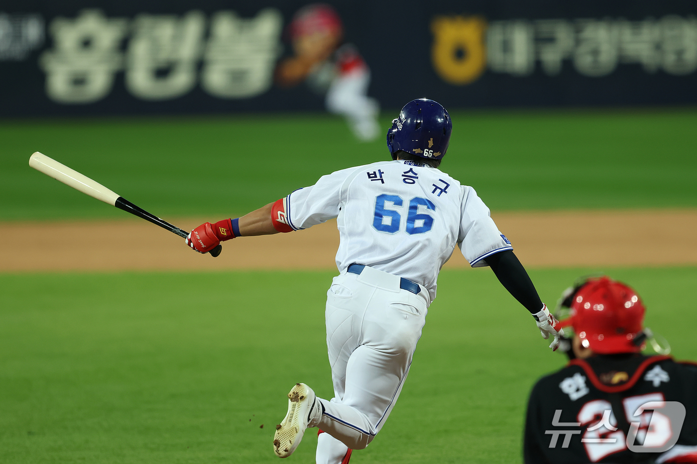 (대구=뉴스1) 공정식 기자 = 27일 오후 대구 삼성라이온즈파크에서 열린 프로야구 2026 신한 SOL KBO 포스트시즌 플레이오프 2차전 KIA 타이거즈와 삼성 라이온즈의 경기 …