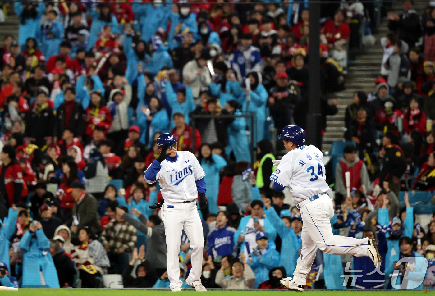 (대구=뉴스1) 김진환 기자 = 27일 오후 대구 삼성라이온즈파크에서 열린 프로야구 2026 신한 SOL KBO 포스트시즌 플레이오프 2차전 KIA 타이거즈와 삼성 라이온즈의 경기 …