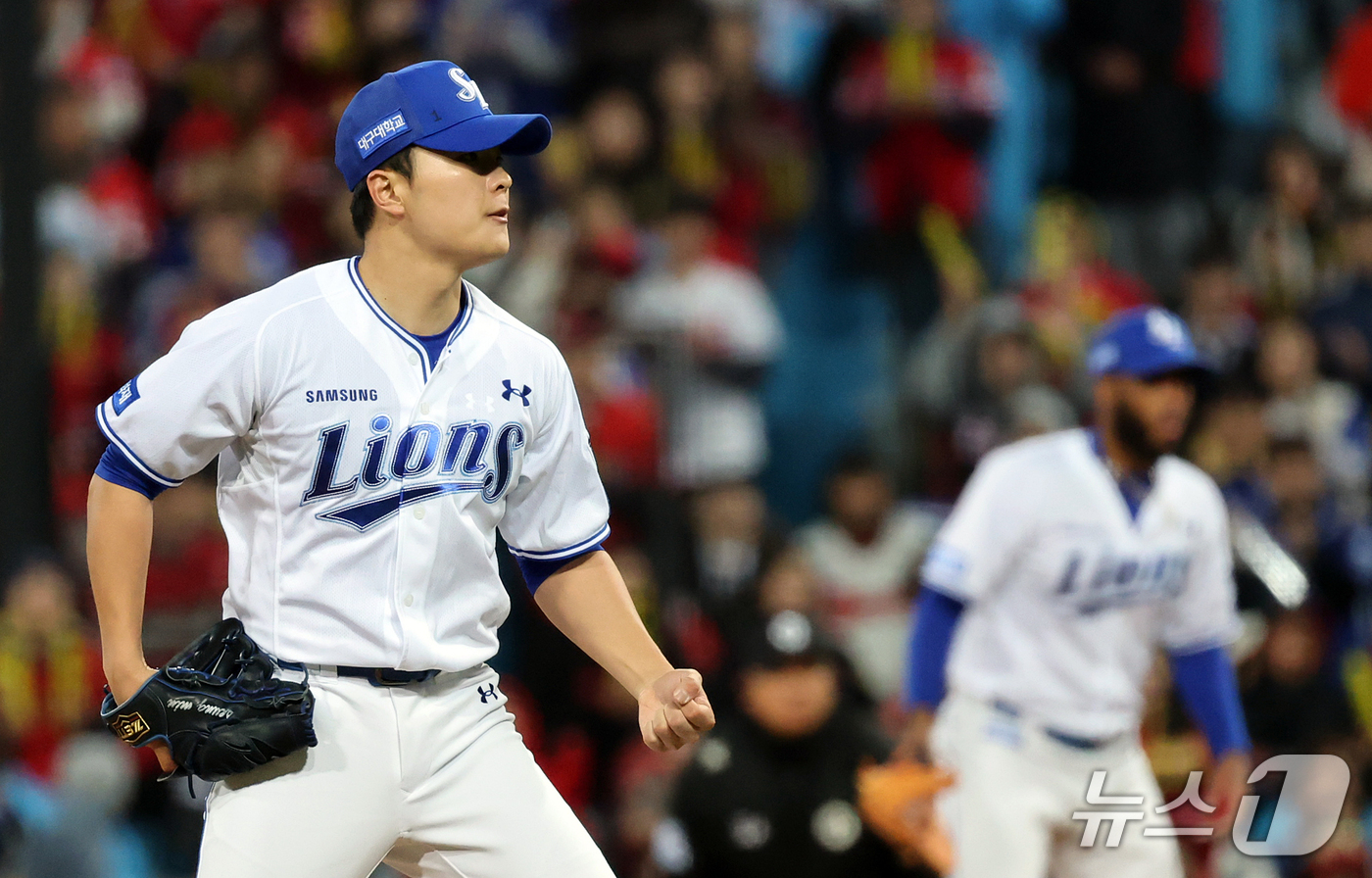 (대구=뉴스1) 김진환 기자 = 27일 오후 대구 삼성라이온즈파크에서 열린 프로야구 2026 신한 SOL KBO 포스트시즌 플레이오프 2차전 KIA 타이거즈와 삼성 라이온즈의 경기 …