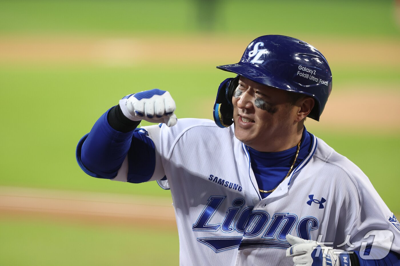 본문 이미지 - 27일 오후 대구 삼성라이온즈파크에서 열린 프로야구 2026 신한 SOL KBO 포스트시즌 플레이오프 2차전 KIA 타이거즈와 삼성 라이온즈의 경기, 삼성 최형우가 7회말 1사 상황 1점홈런을 친 뒤 기뻐하고 있다. 2026.10.27 ⓒ 뉴스1 공정식 기자