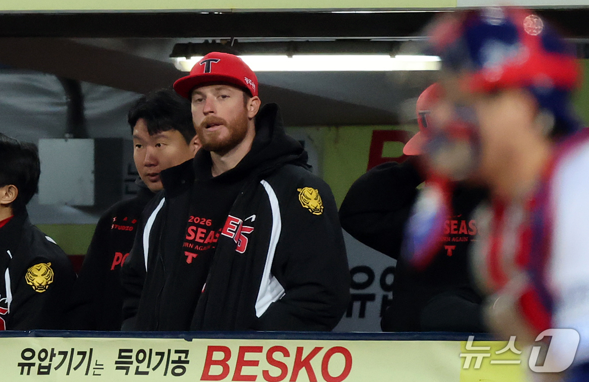 (대구=뉴스1) 김진환 기자 = 27일 오후 대구 삼성라이온즈파크에서 열린 프로야구 2026 신한 SOL KBO 포스트시즌 플레이오프 2차전 KIA 타이거즈와 삼성 라이온즈의 경기 …