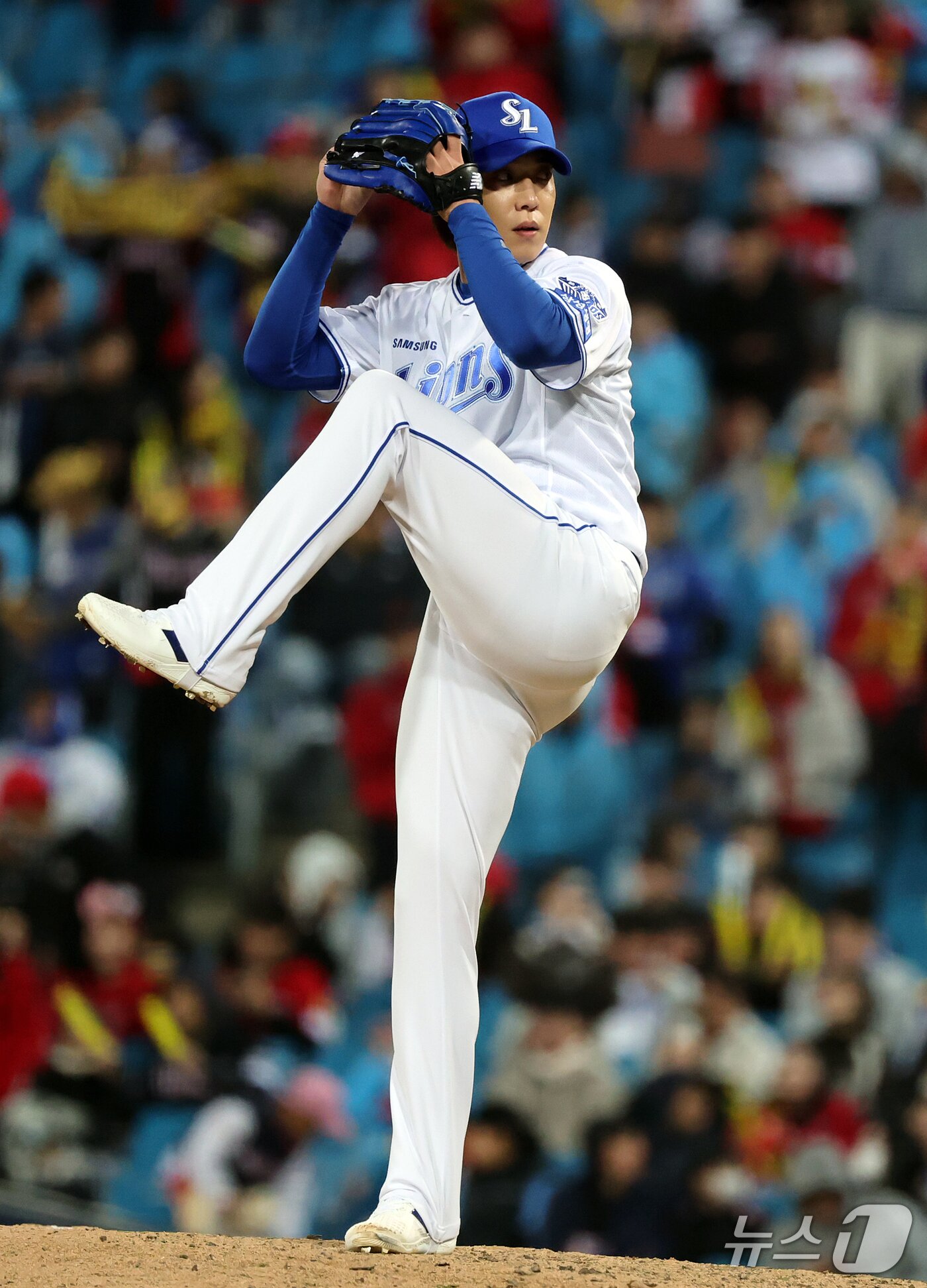 본문 이미지 - 27일 오후 대구 삼성라이온즈파크에서 열린 프로야구 2026 신한 SOL KBO 포스트시즌 플레이오프 2차전 KIA 타이거즈와 삼성 라이온즈의 경기, 삼성 원태인이 9회초 등판해 힘차게 공을 던지고 있다. 2026.10.27 ⓒ 뉴스1 김진환 기자