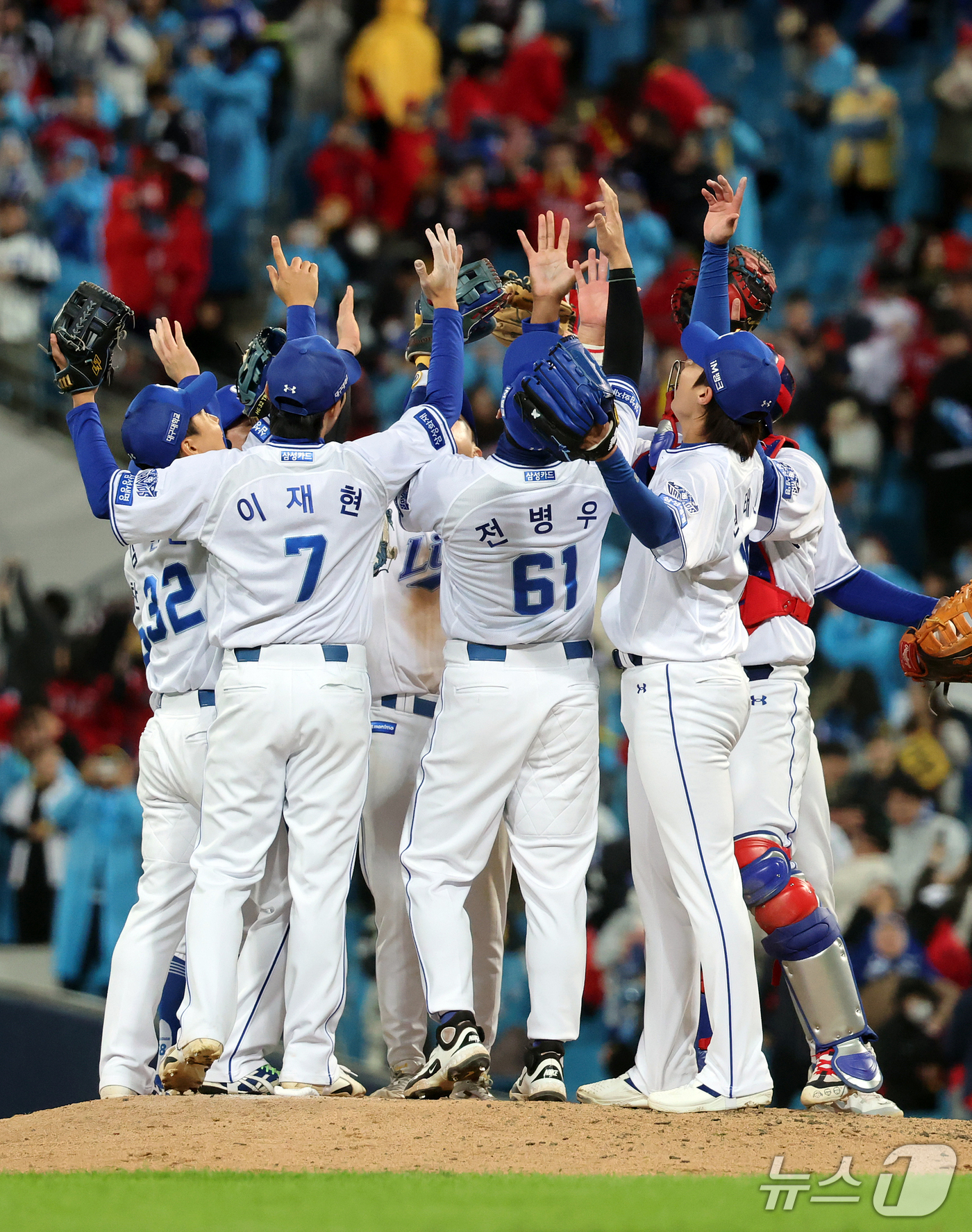 (대구=뉴스1) 김진환 기자 = 27일 오후 대구 삼성라이온즈파크에서 열린 프로야구 2026 신한 SOL KBO 포스트시즌 플레이오프 2차전 KIA 타이거즈와 삼성 라이온즈의 경기 …